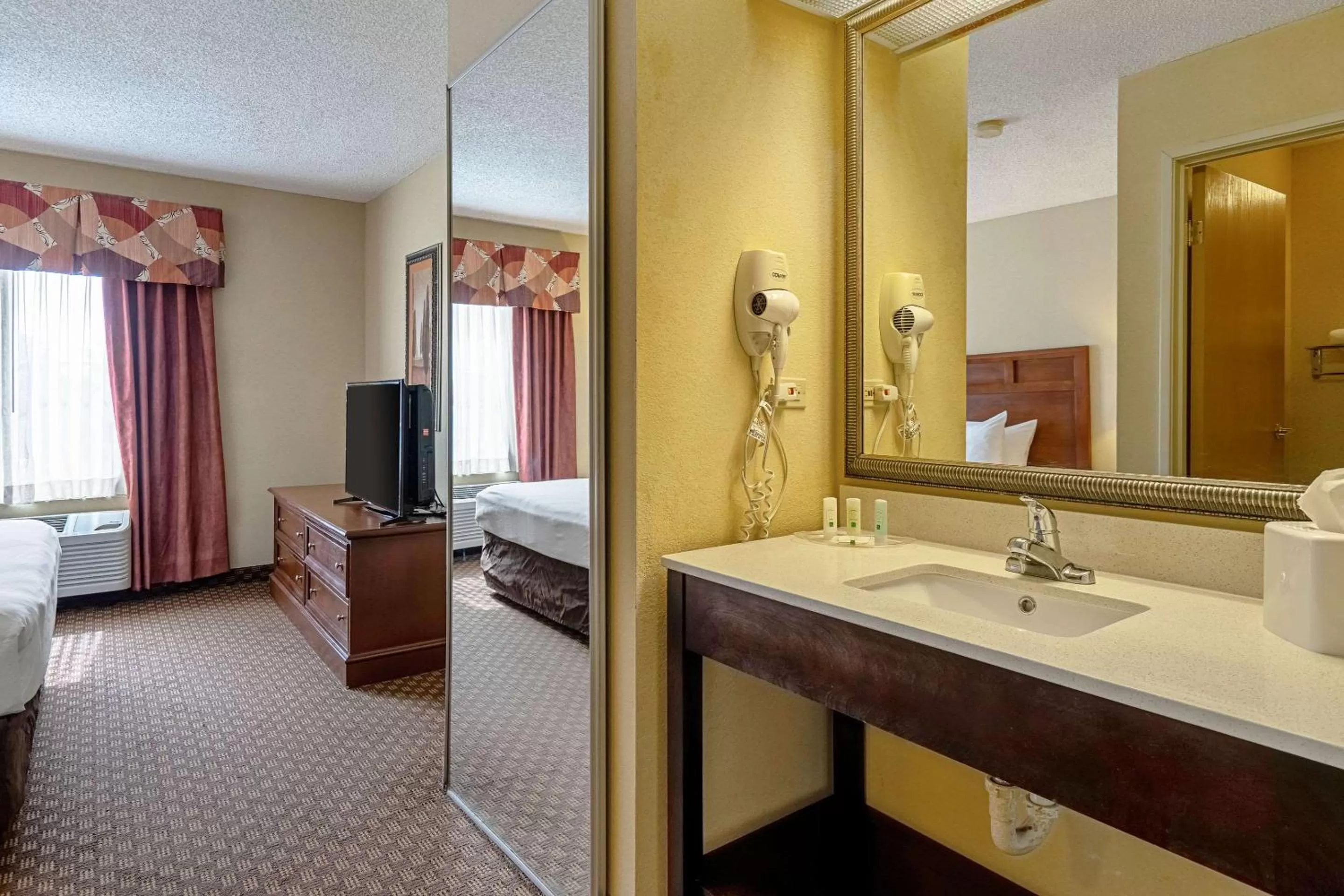 Bathroom, Bed in Quality Suites San Antonio Northeast