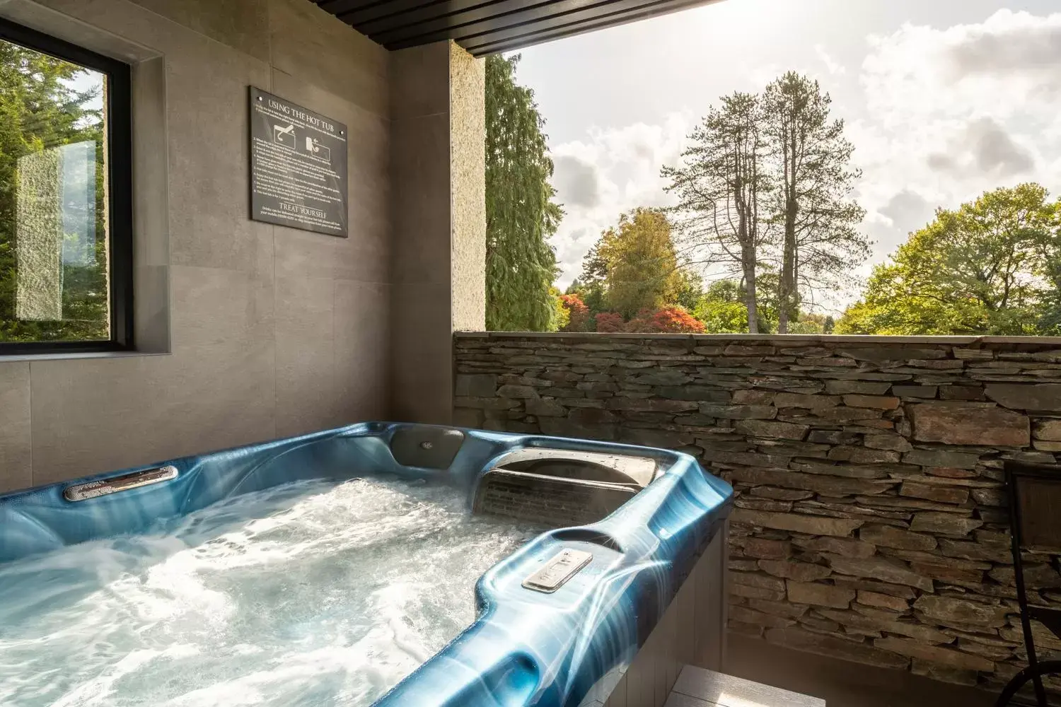 Exterior Suite with Hot Tub in Lakes Hotel & Spa