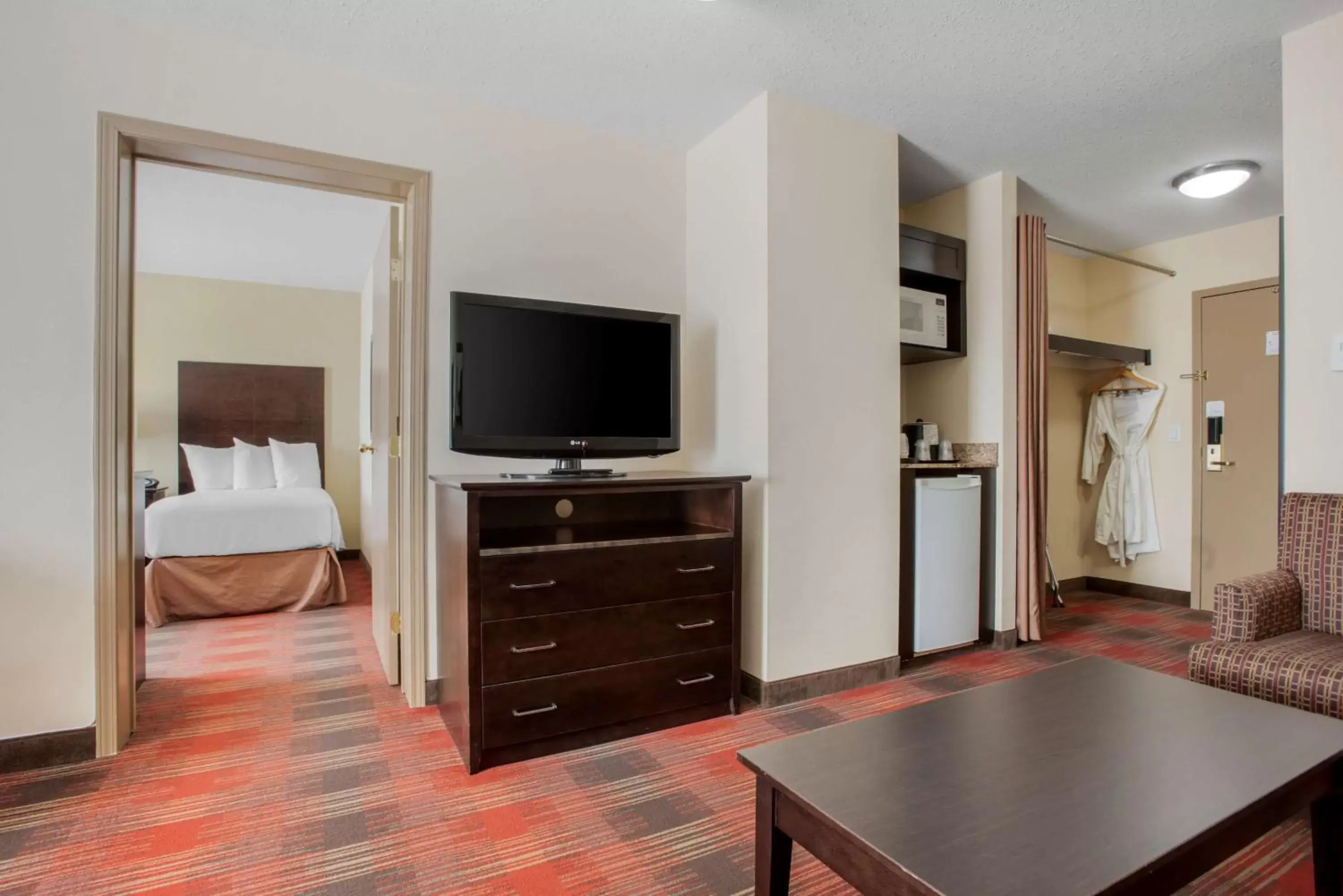 Bedroom, TV/Entertainment Center in Best Western Plus Red Deer Inn & Suite