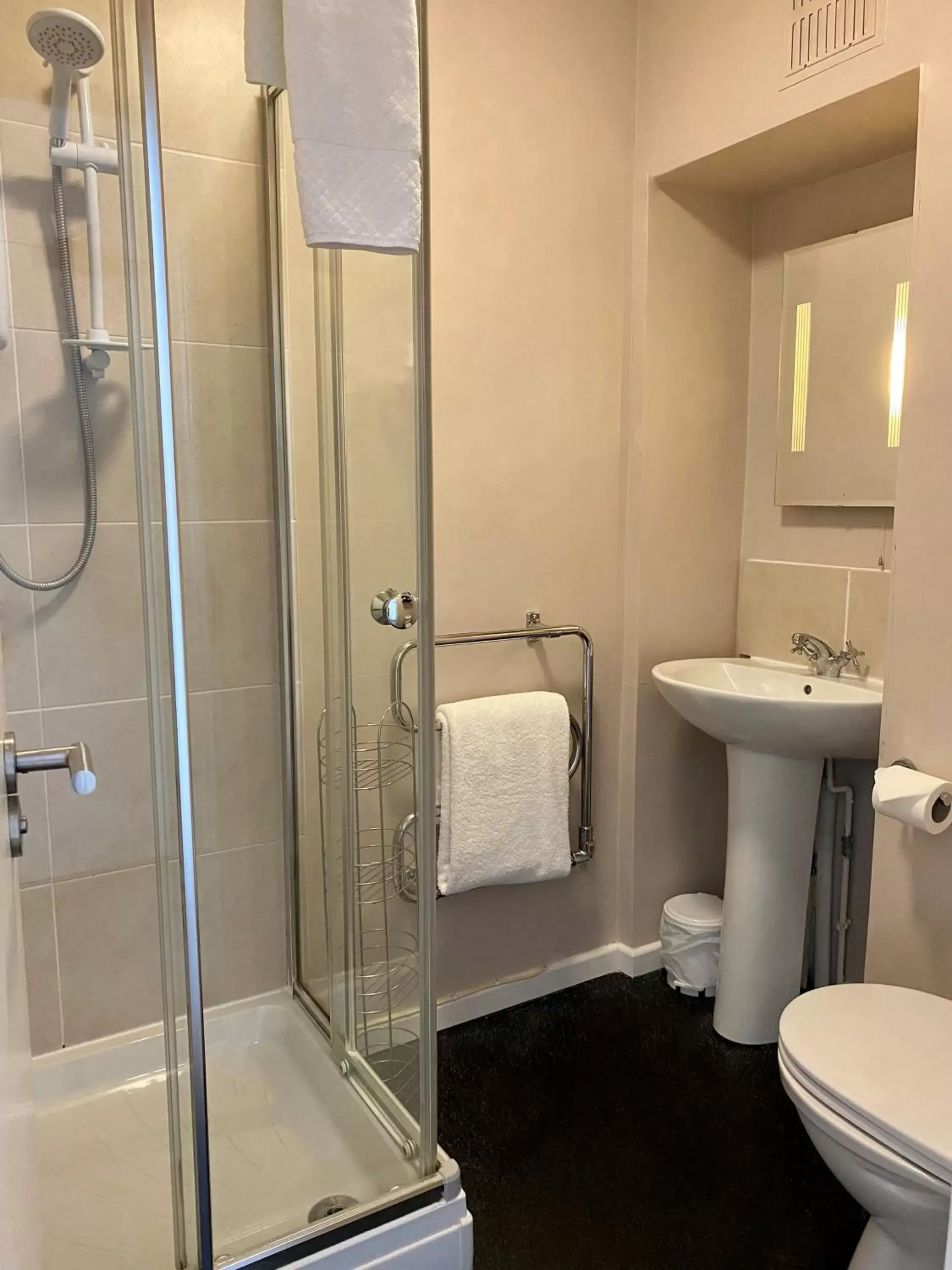 Shower, Bathroom in Andover House Hotel & Restaurant - Adults only