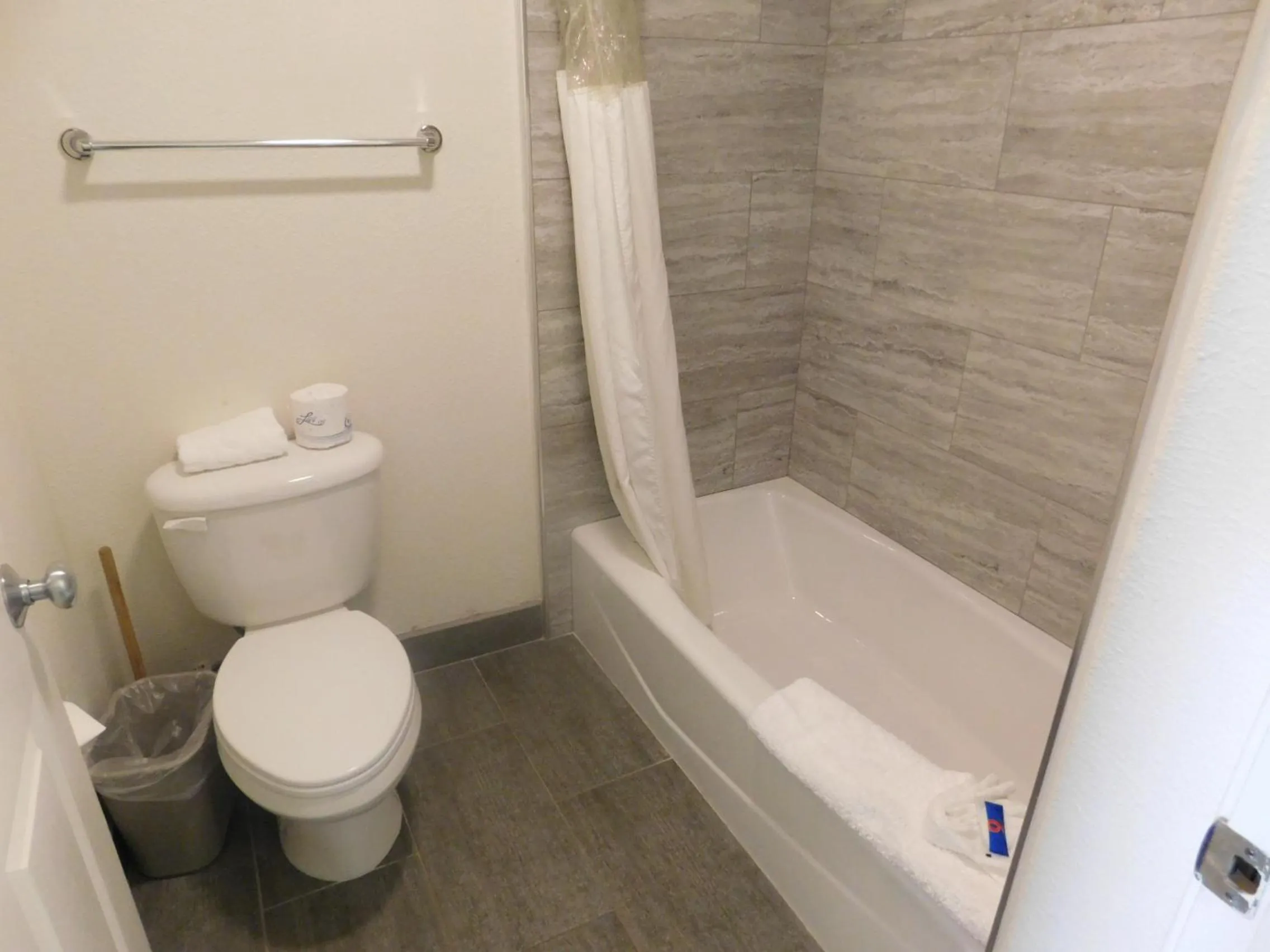 Bathroom in Fisherman's Cove Inn