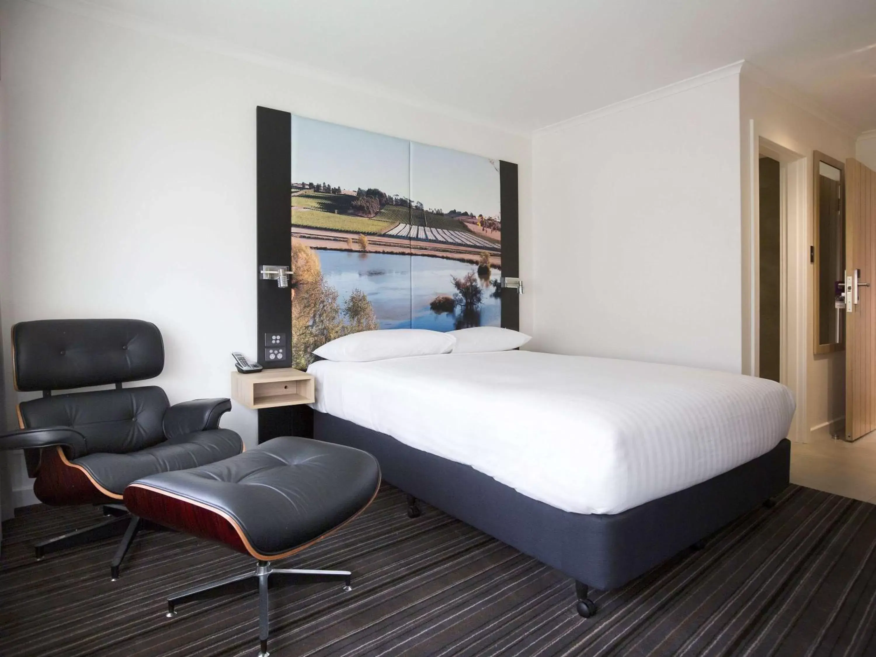 Photo of the whole room, Bed in Mercure Launceston