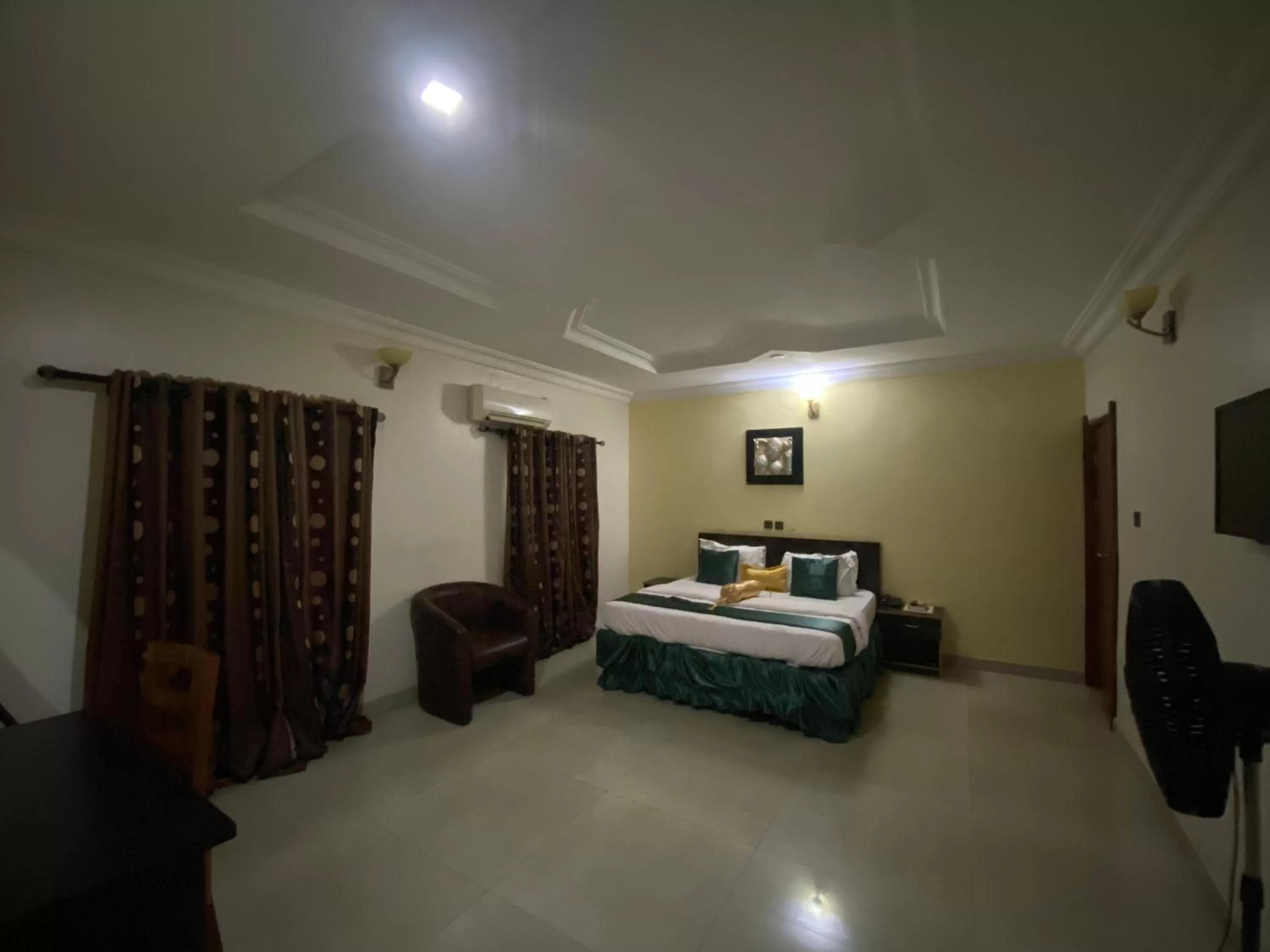 Bed in Nue-Crest Hotels & Suites