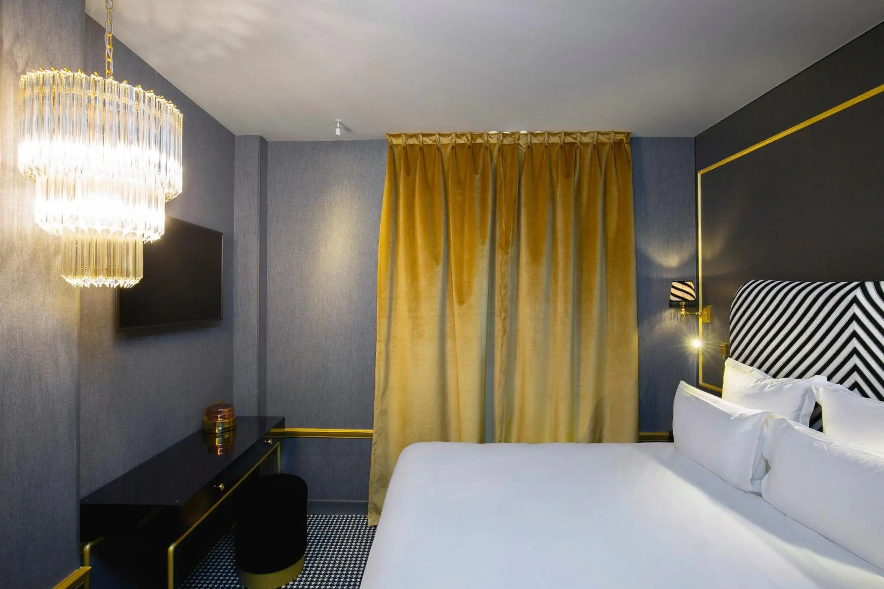 Photo of the whole room, Bed in Snob Hotel by Elegancia
