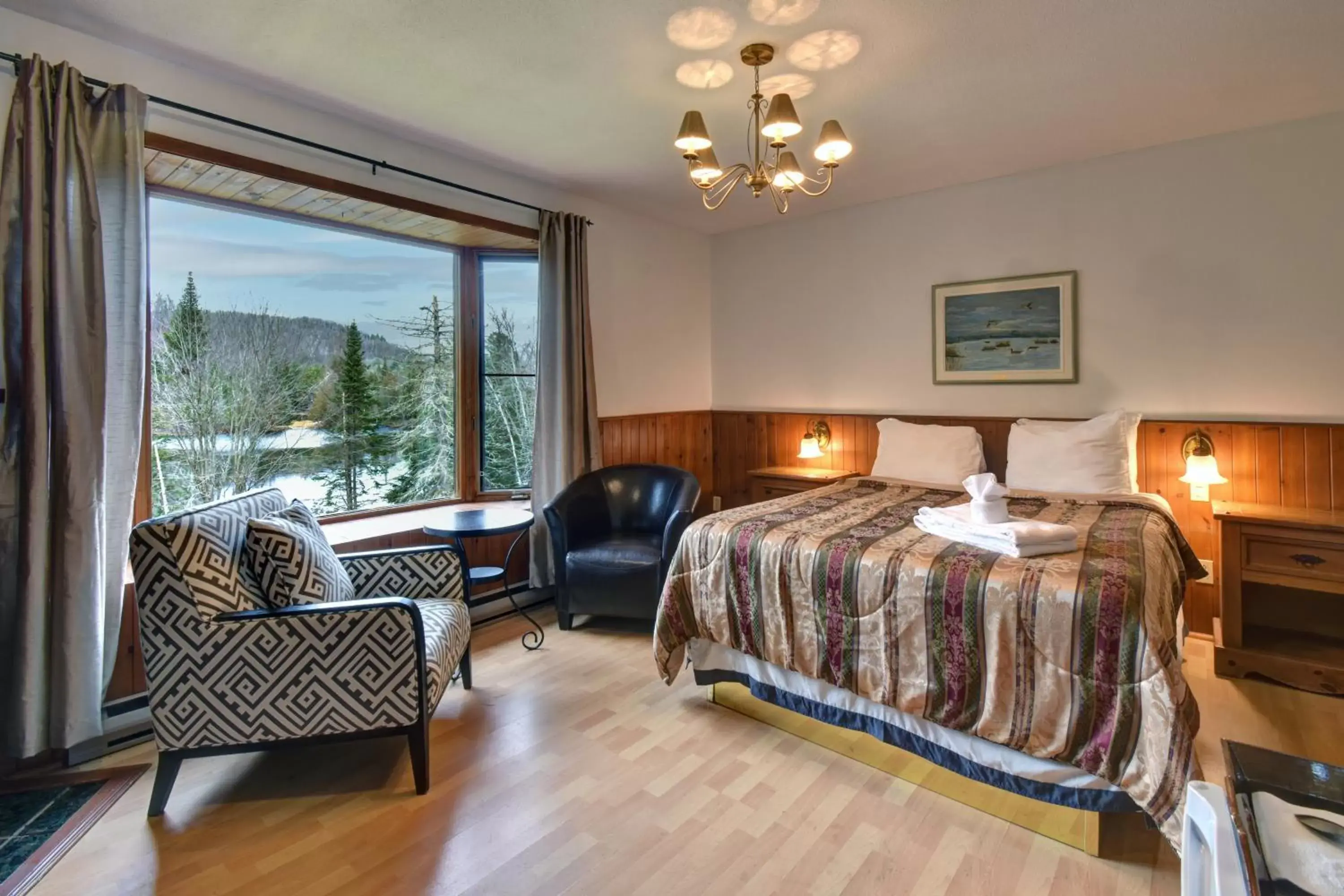 Bed in Hotel Le Petit Lac Sainte-Adèle