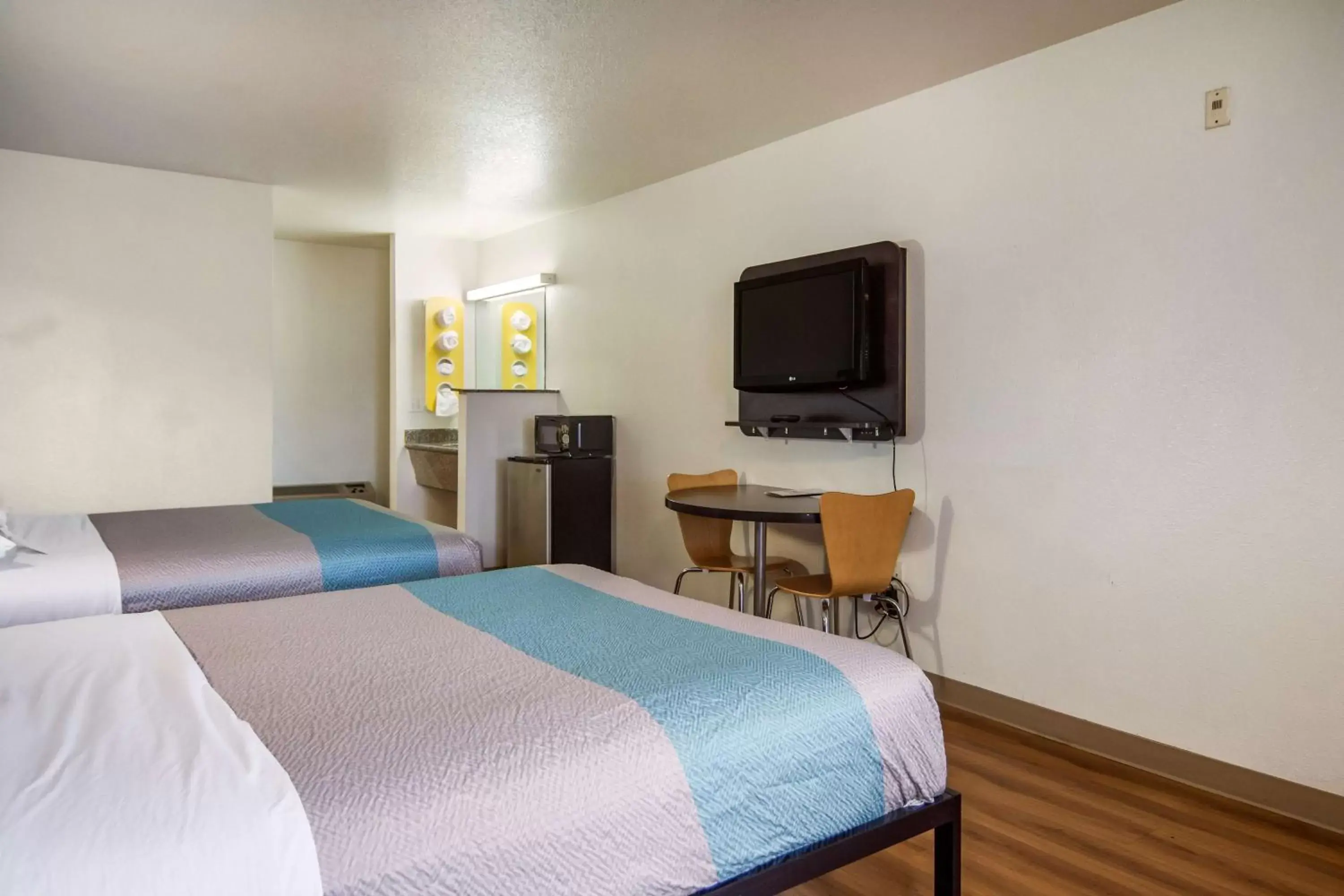Queen Room with Two Queen Beds - single occupancy - Non-Smoking in Motel 6 Portland Mall - 205 Queen Room with Two Queen Beds - single occupancy - Non-Smoking in Motel 6 Portland Mall - 205
