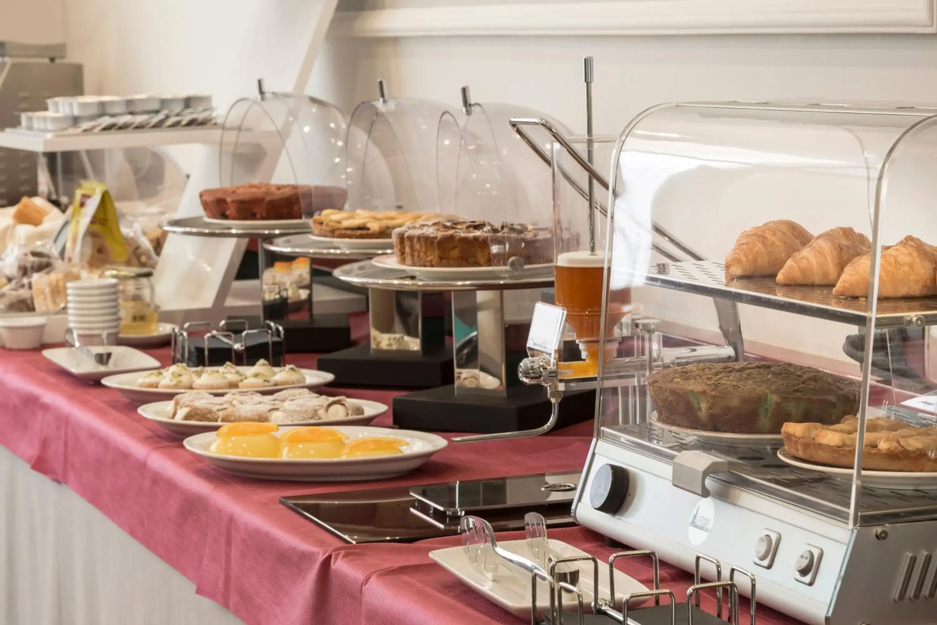 Lounge or bar, Breakfast in Hotel Montreal