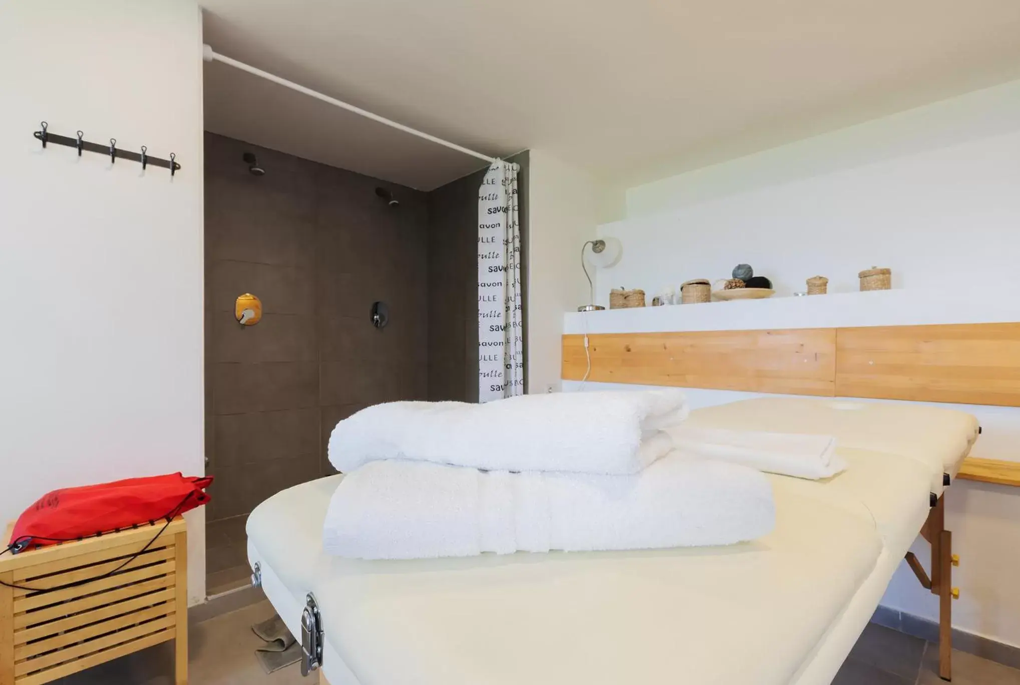 Shower, Bed in Hotel Il Perlo Panorama