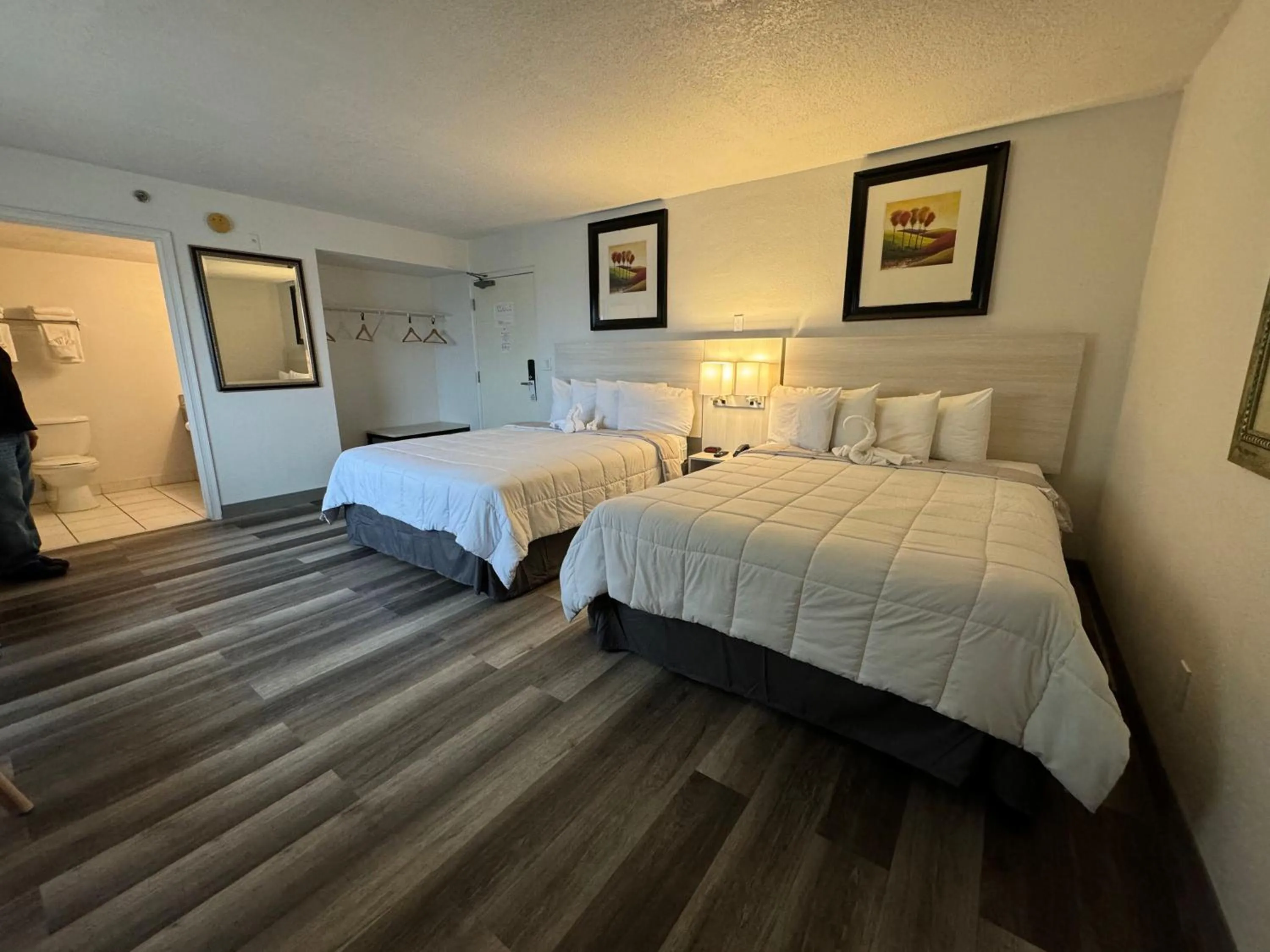 Photo of the whole room, Bed in Emerald Shores Hotel - Daytona Beach