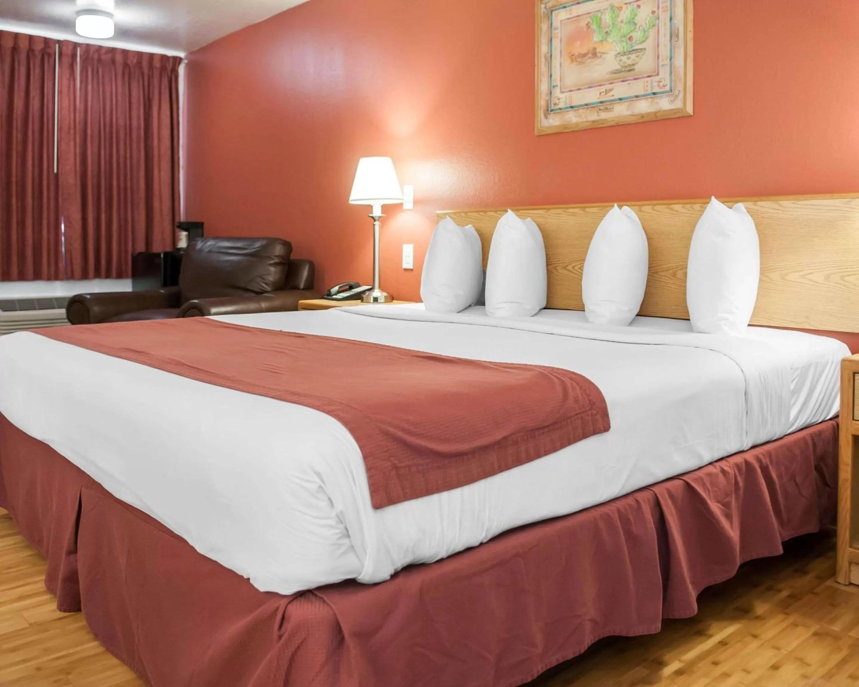 Photo of the whole room, Bed in Econo Lodge Albuquerque Old Town