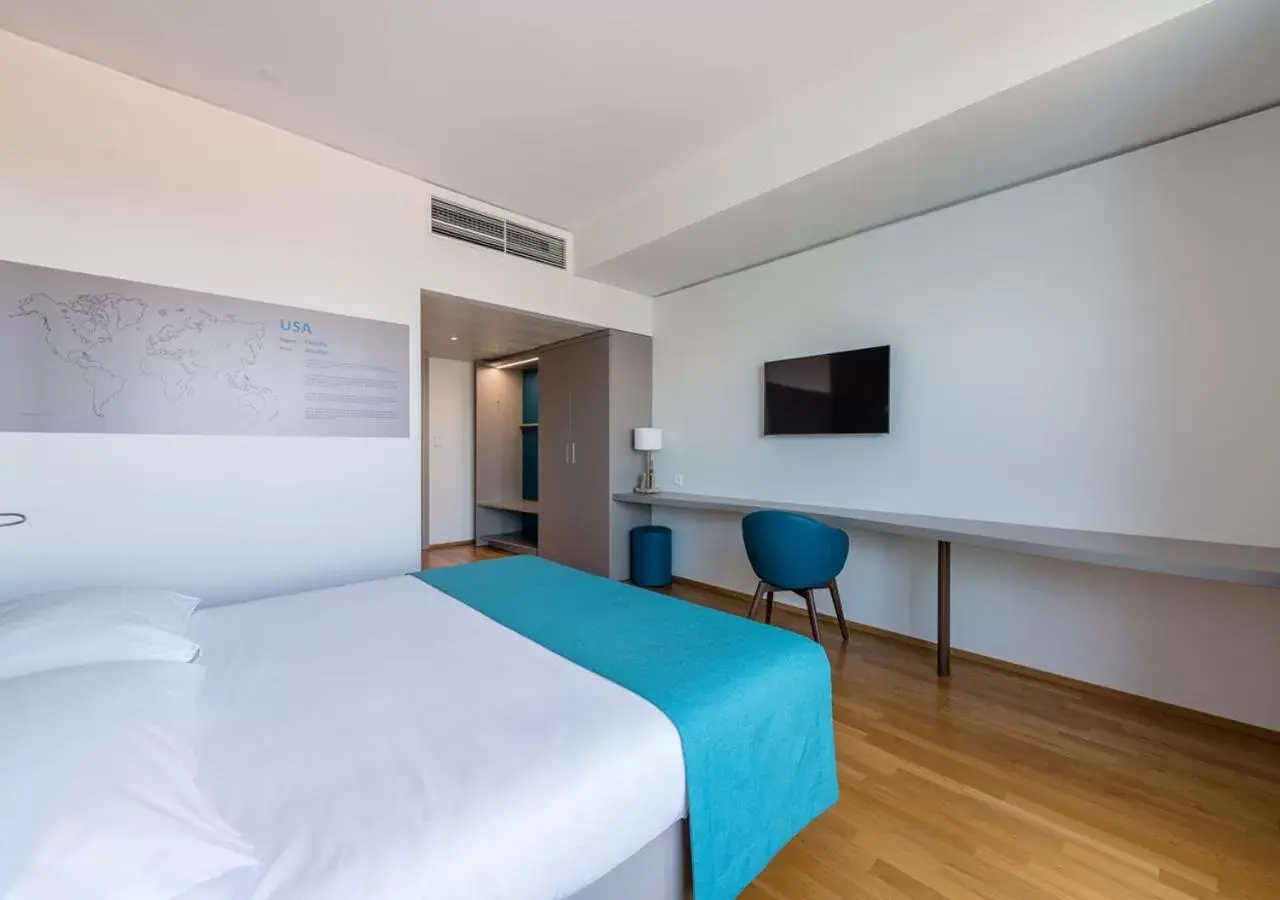 TV and multimedia, Bed in Aquatis Hotel