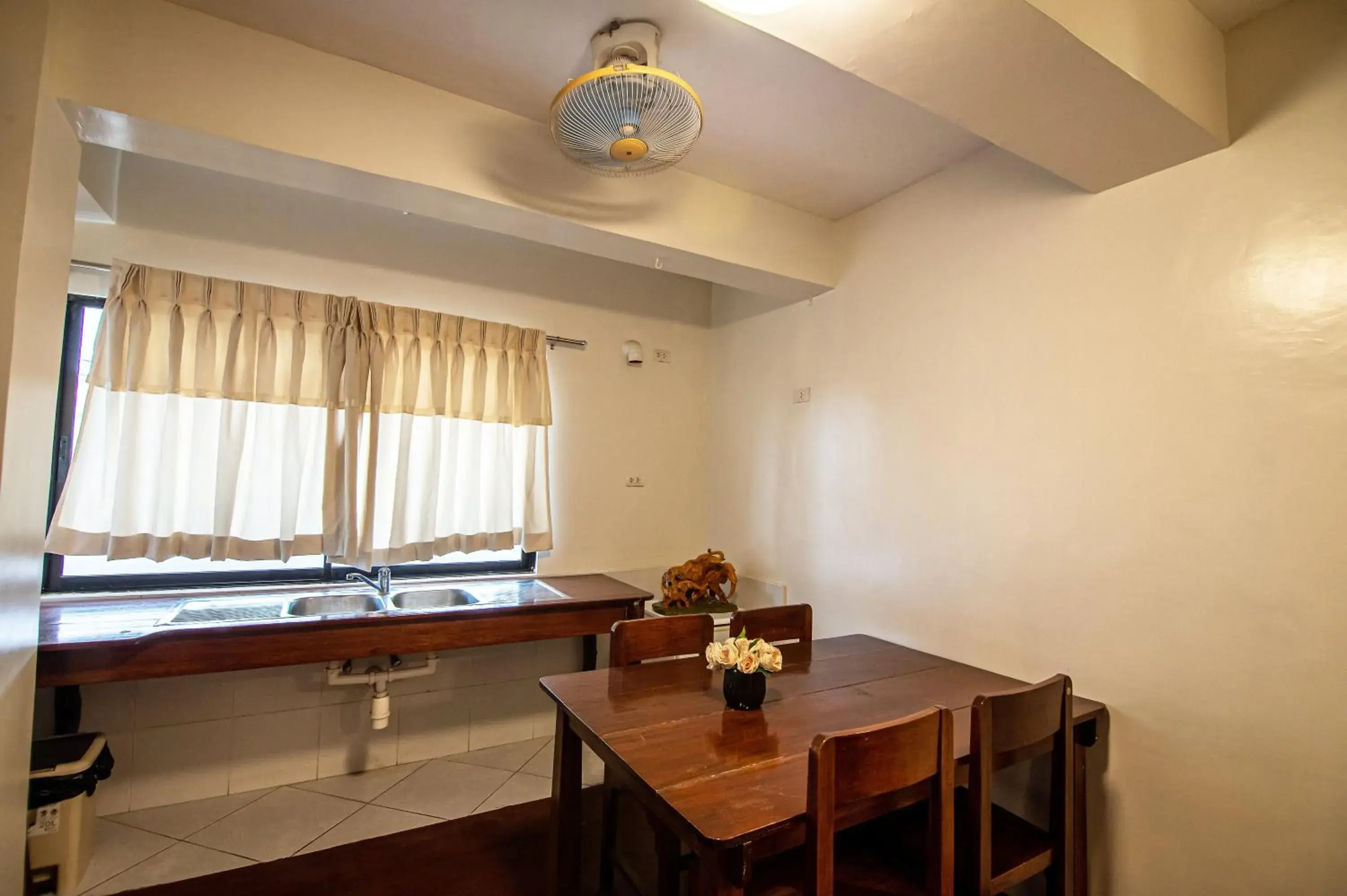 Kitchen or kitchenette, Dining Area in Kiwi Hotel