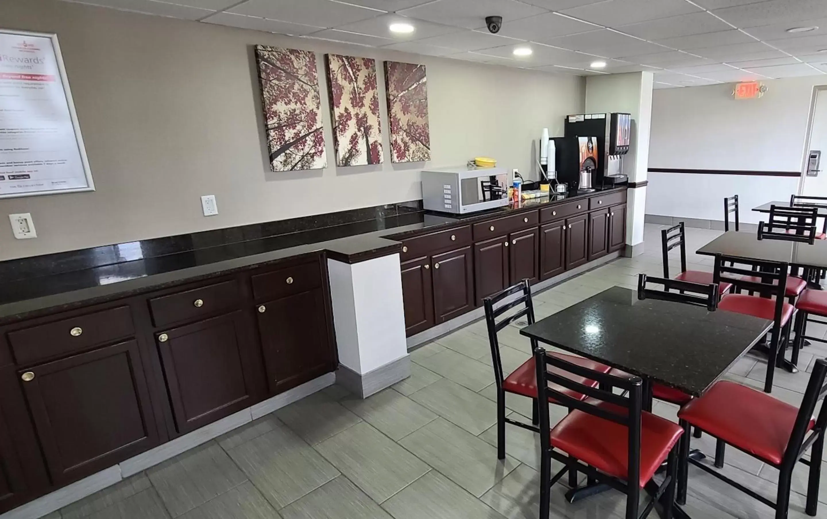 Coffee/tea facilities, Kitchen/Kitchenette in Red Roof Inn & Suites Duncan