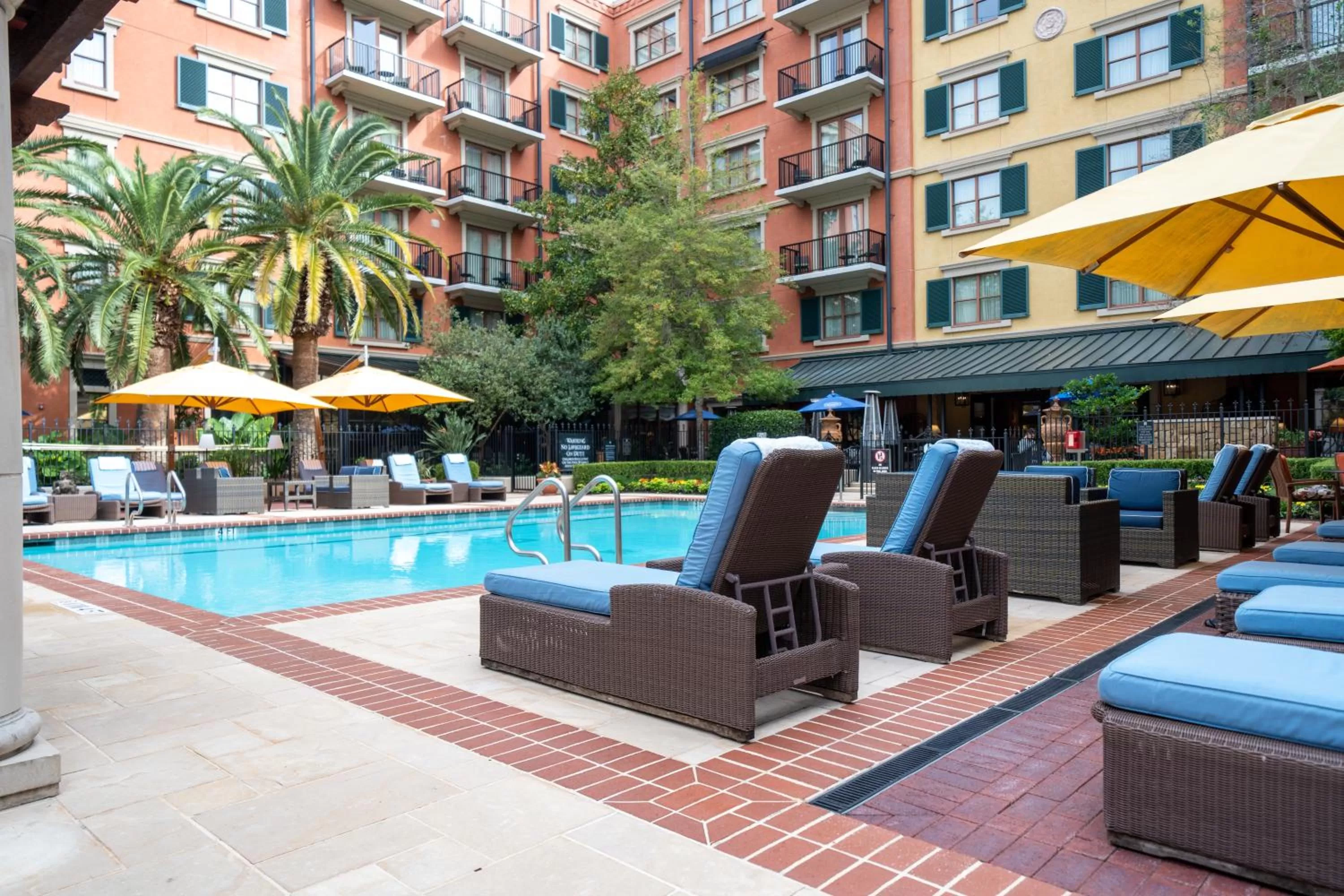 Swimming pool in Hotel Granduca Houston