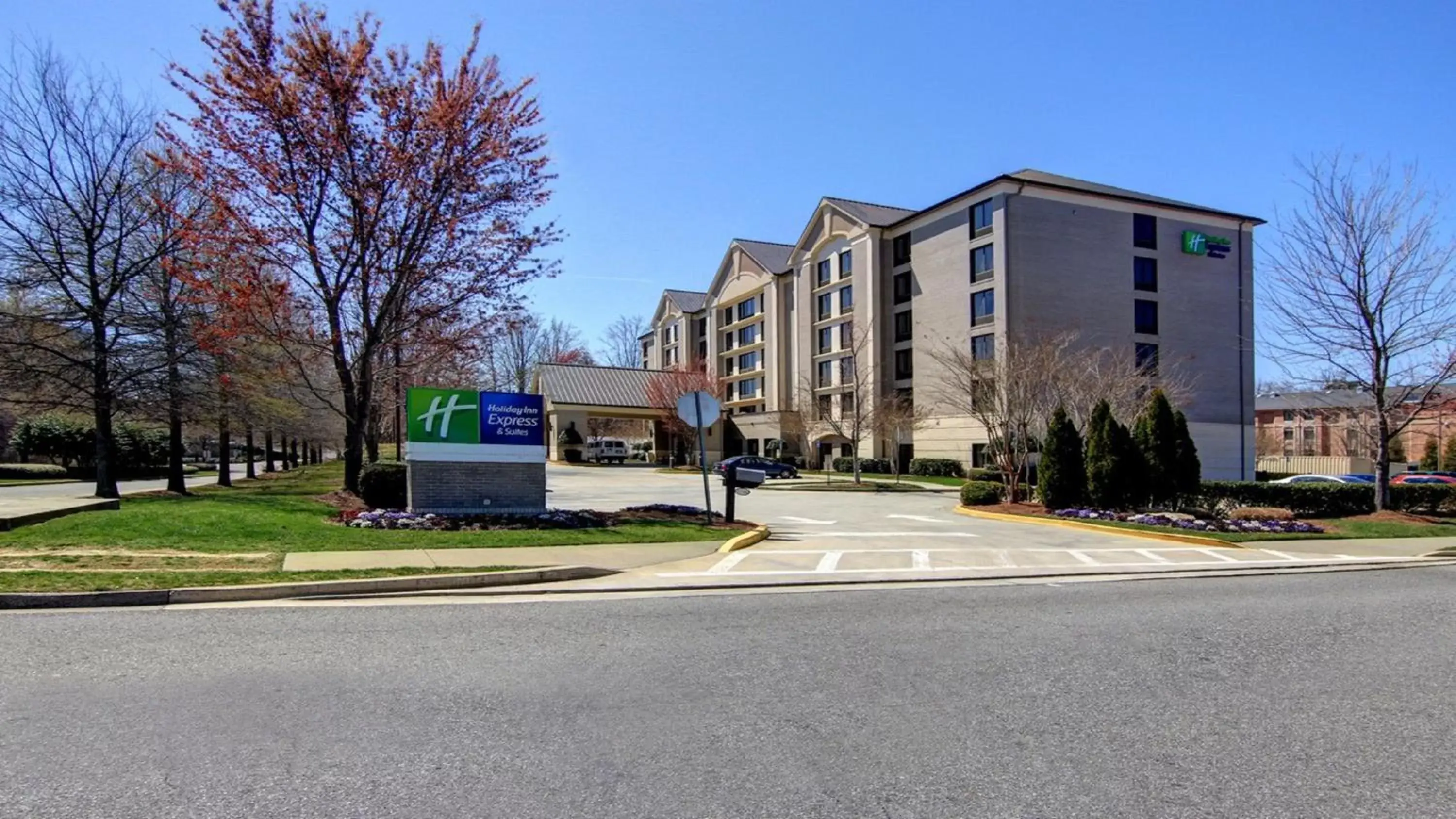 Facade/entrance, Property Building in Holiday Inn Express & Suites Alpharetta, an IHG Hotel