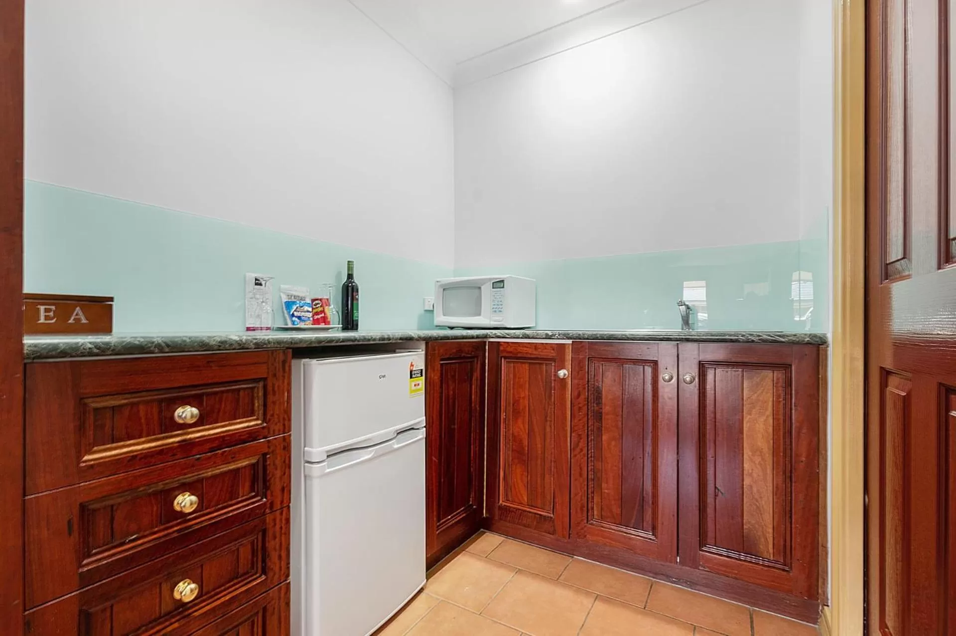 Kitchen or kitchenette in Georgian Motor Lodge