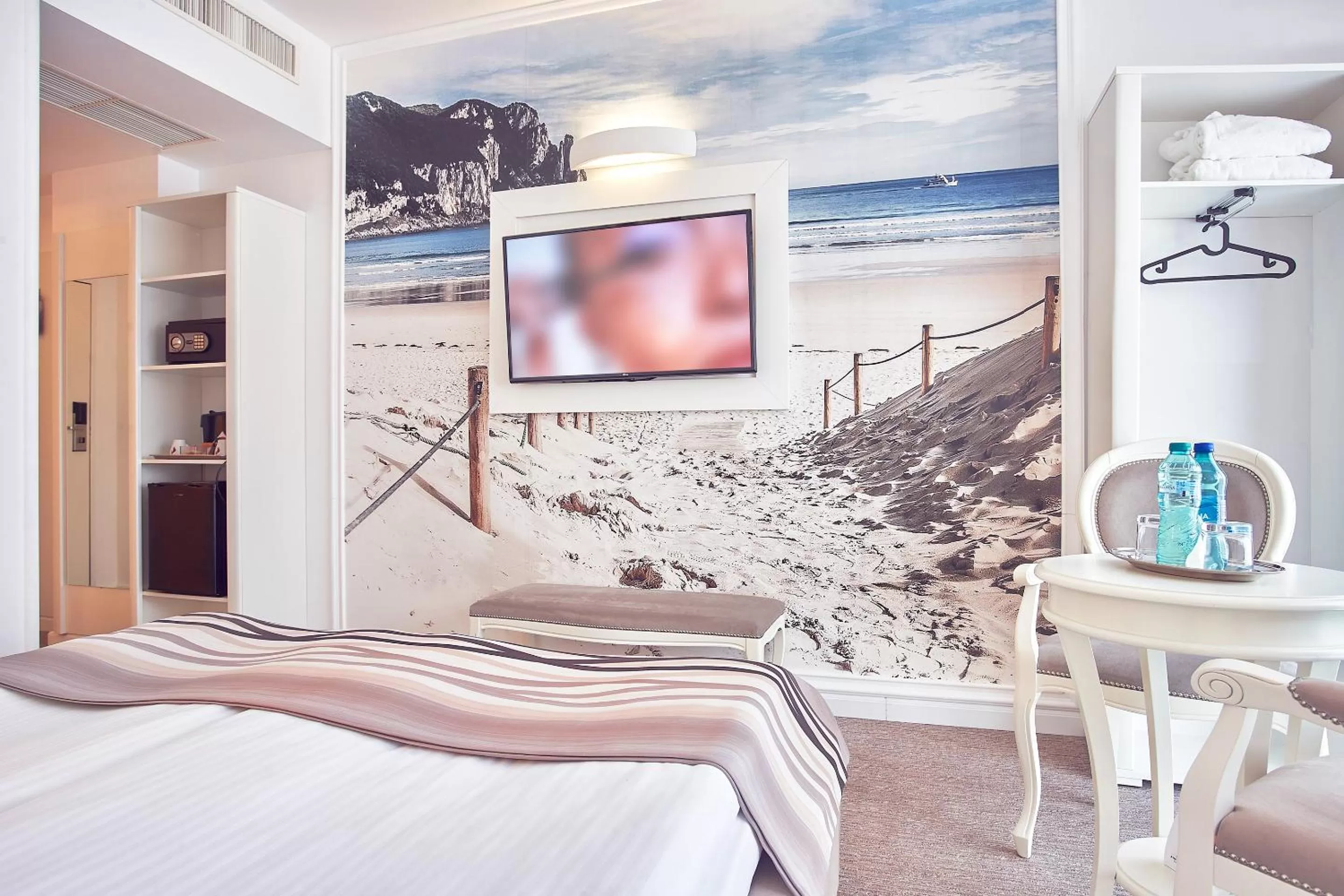 safe, Bed in Continental Forum Constanta