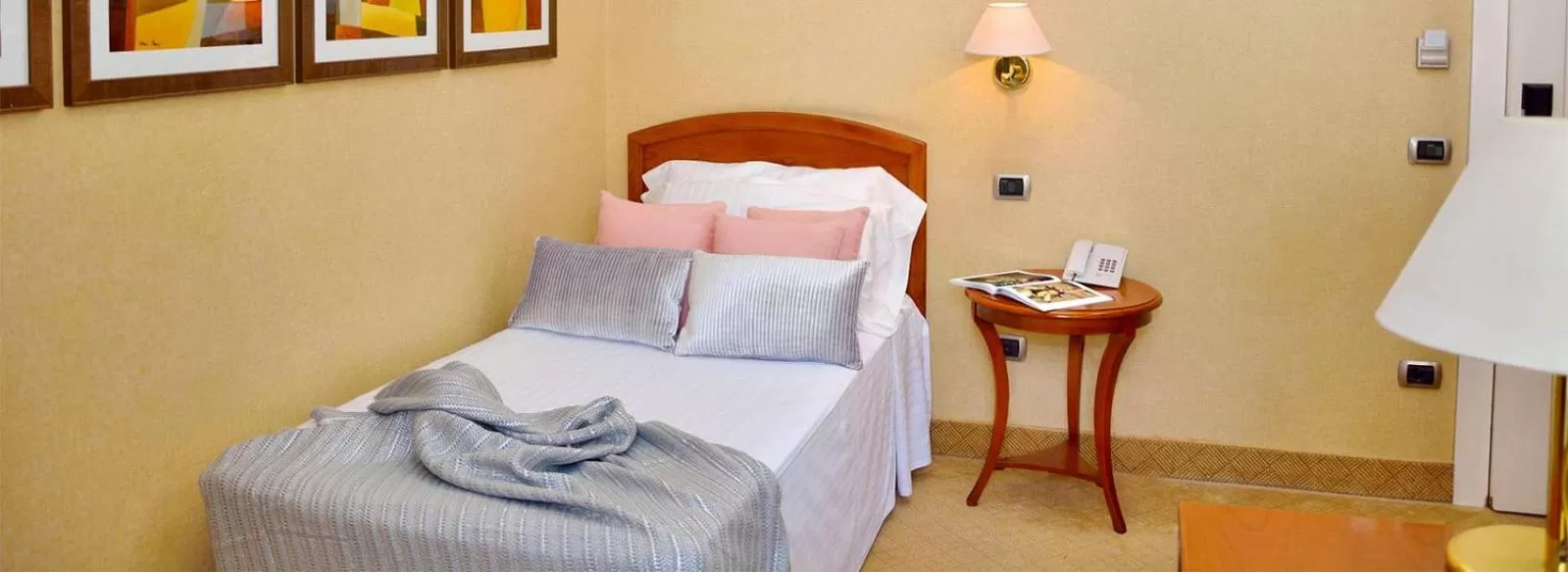 Bed in LH Hotel Lloyd Roma