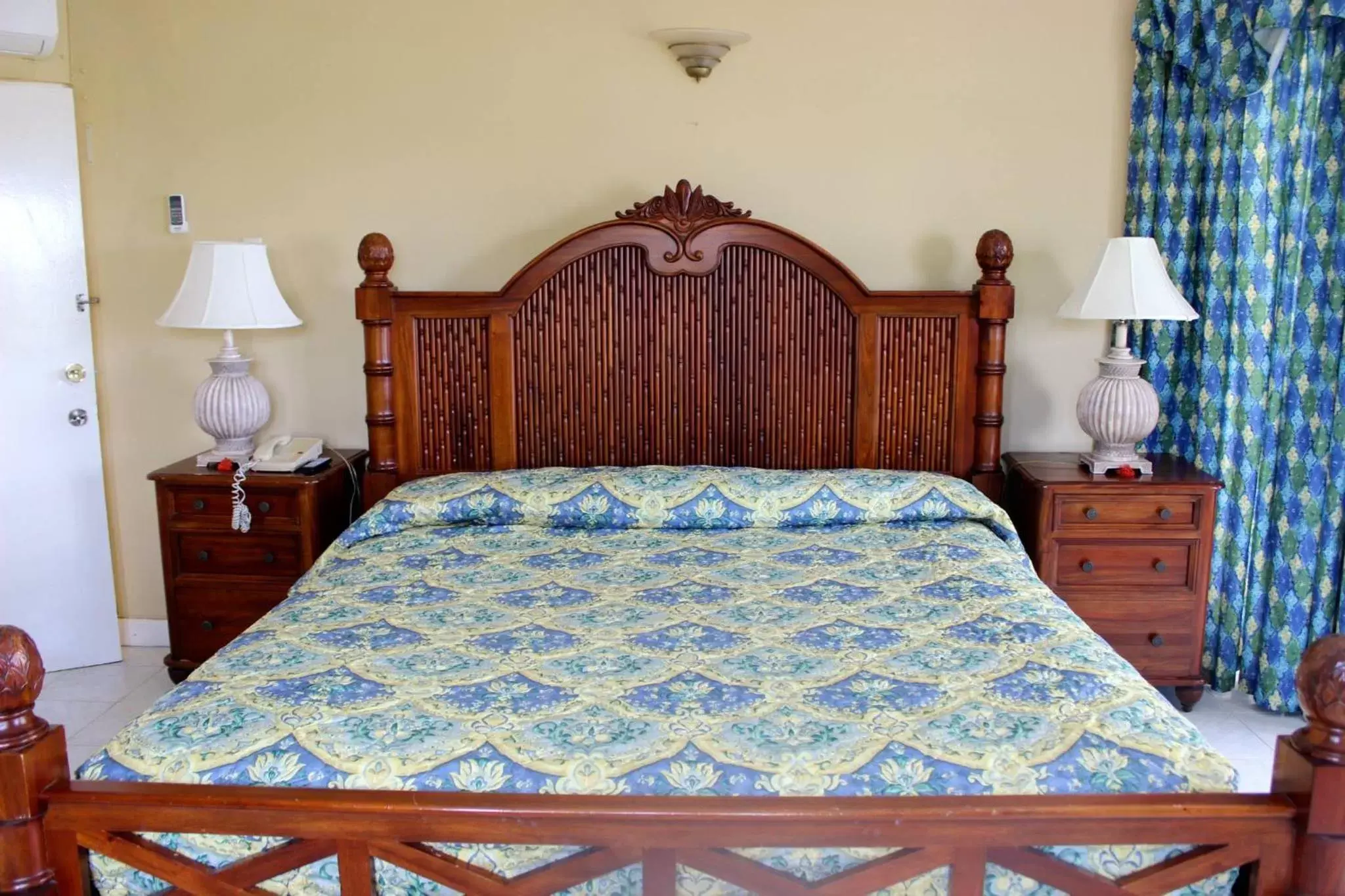 Bed in Beachcomber Club Resort