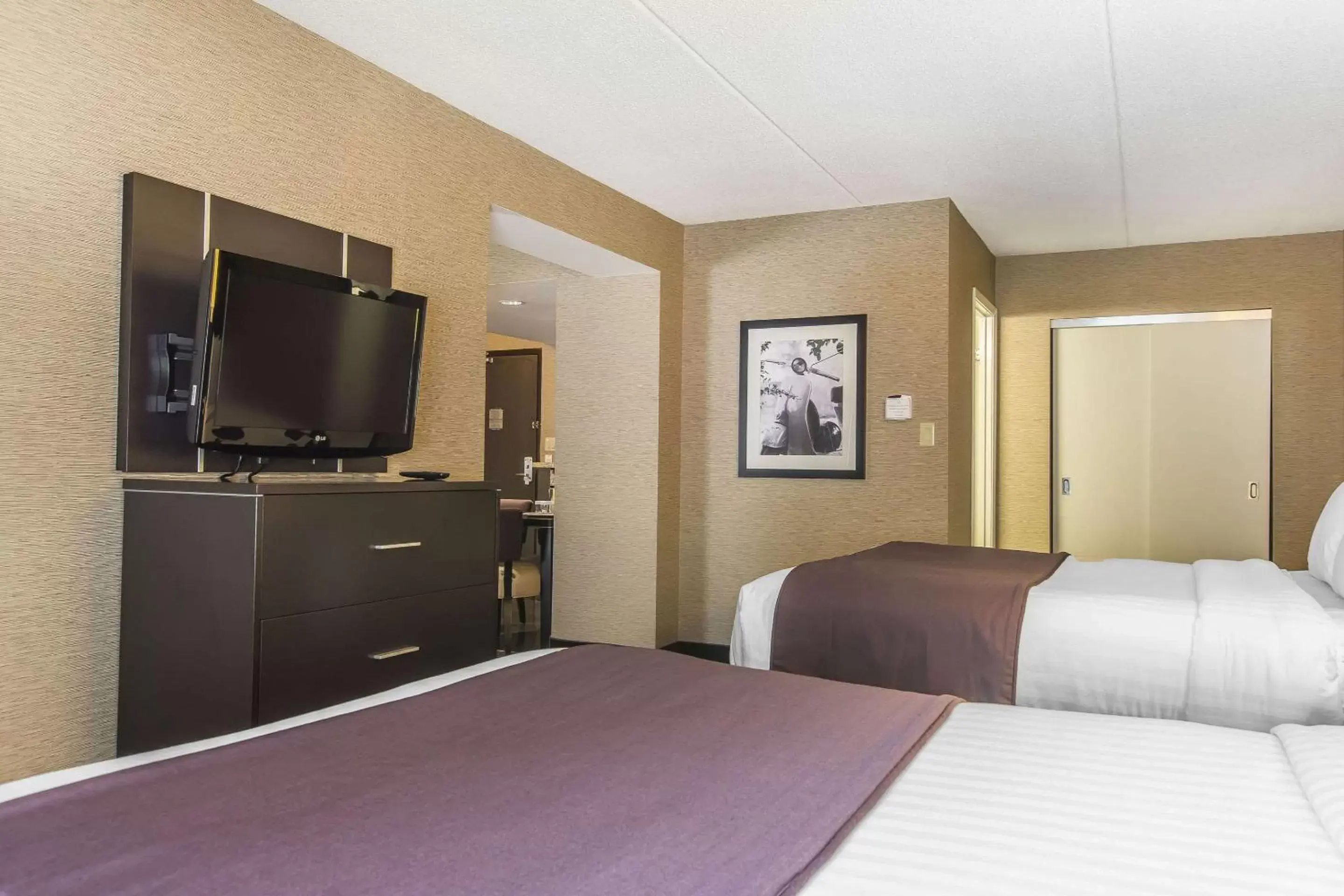 Photo of the whole room, Bed in Quattro Hotel & Conf. Centre, Ascend Hotel Collection