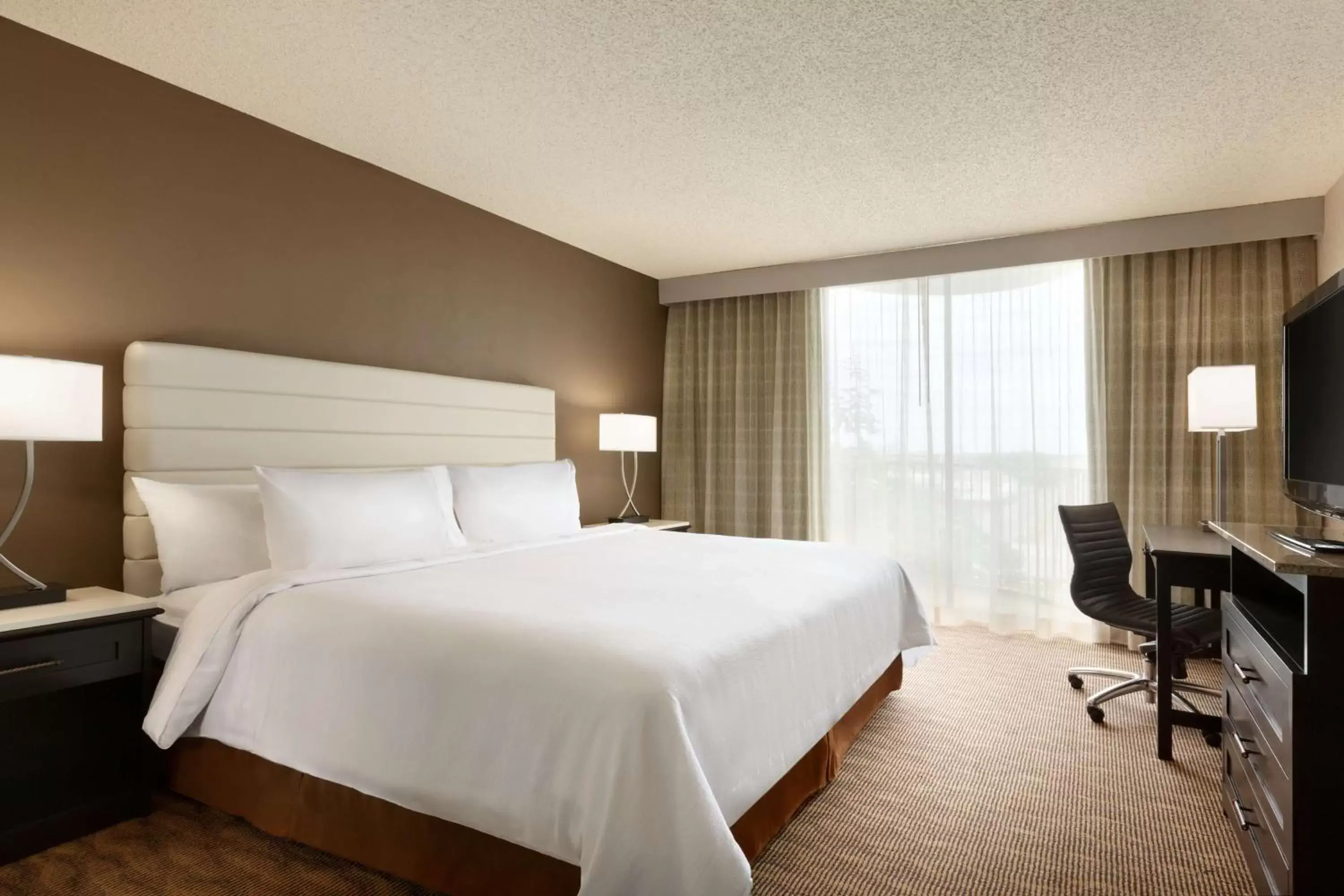 Bedroom, Bed in Embassy Suites by Hilton Oklahoma City Will Rogers Airport