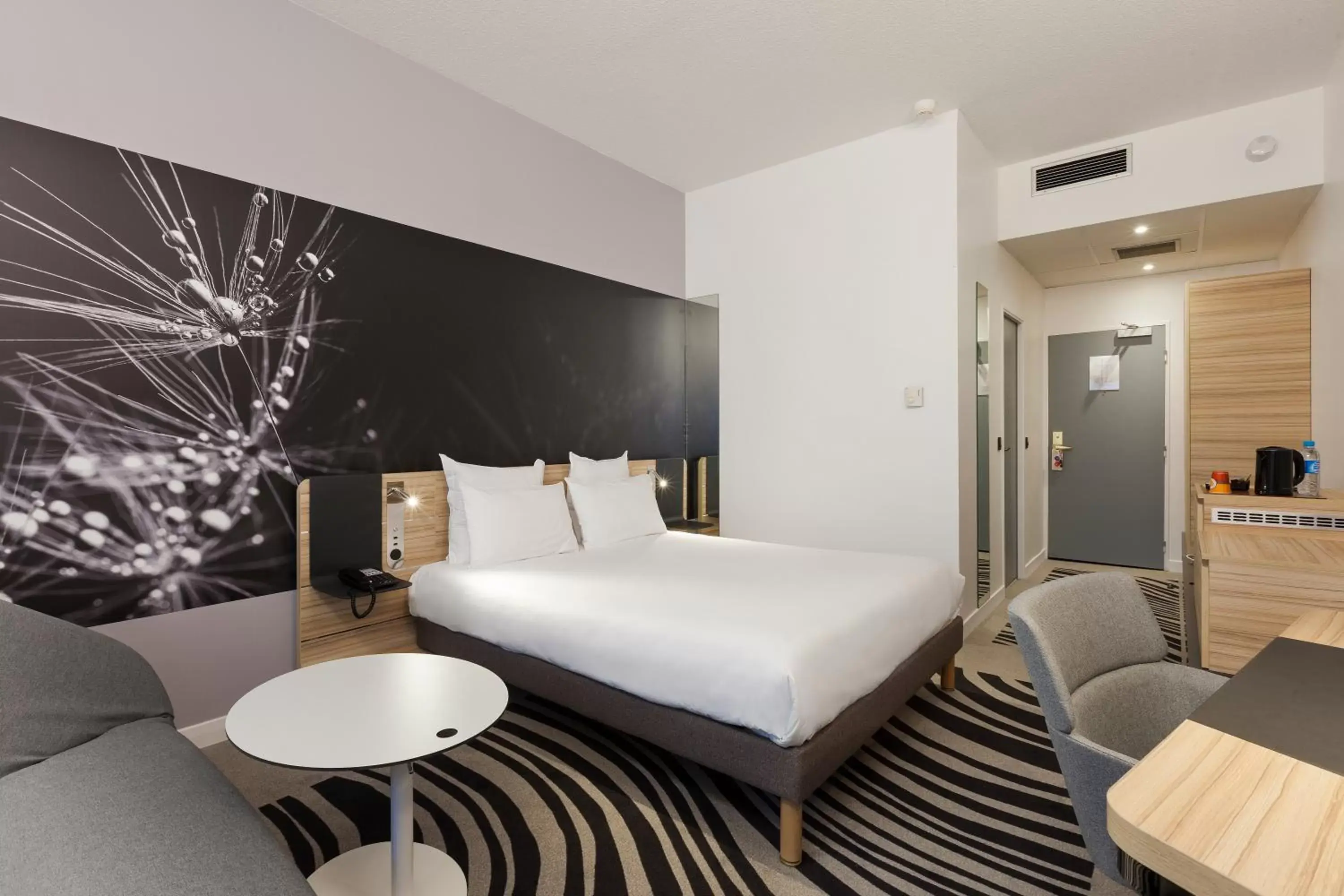 Photo of the whole room, Bed in Novotel Tours Centre Gare