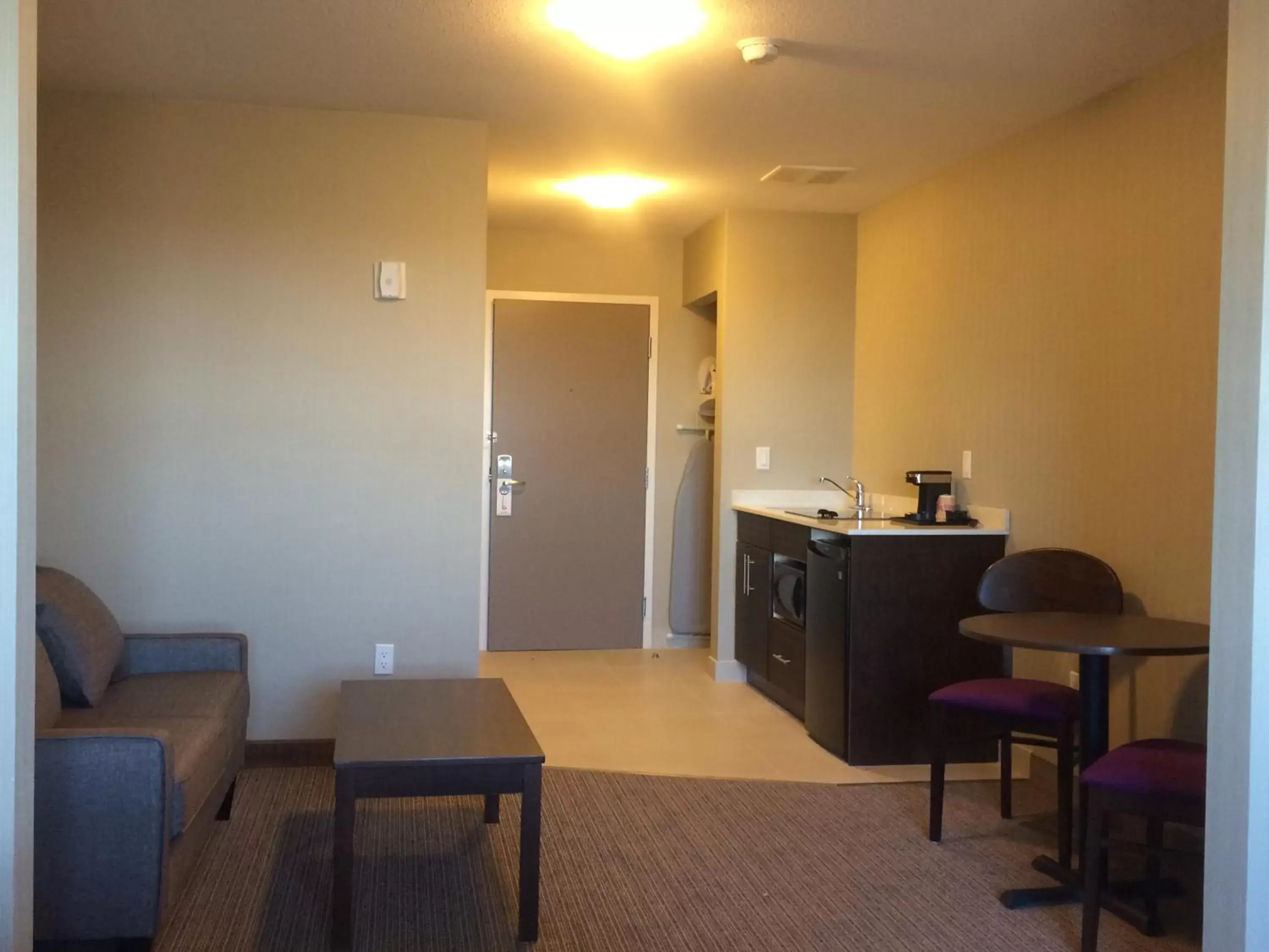 Coffee/tea facilities, Seating Area in Meridian Inn & Suites Lloydminster