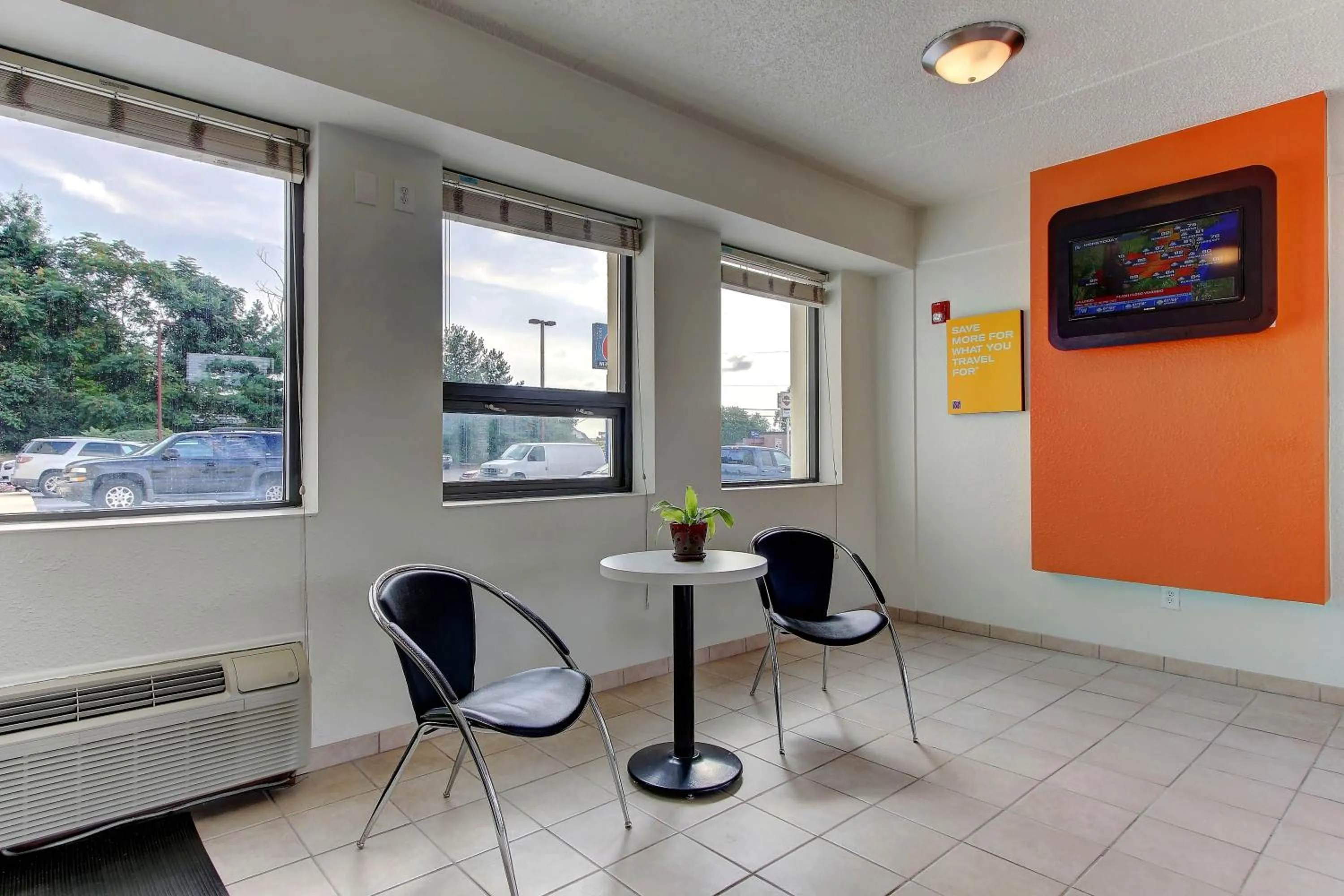 Communal lounge/ TV room in Motel 6-York, PA - North