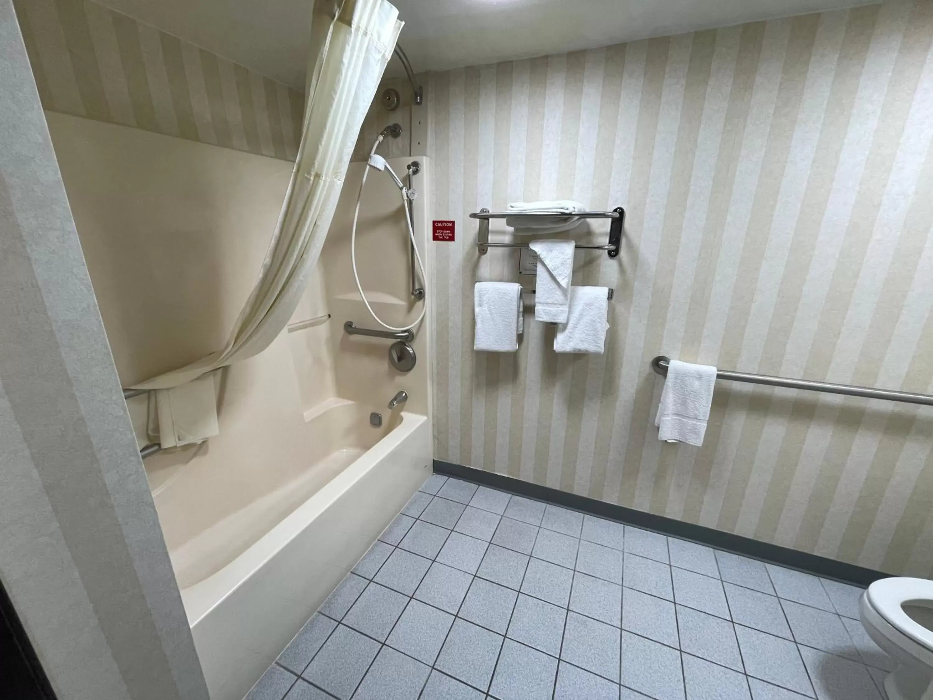 Property building, Bathroom in Quality Inn & Suites North Gibsonia