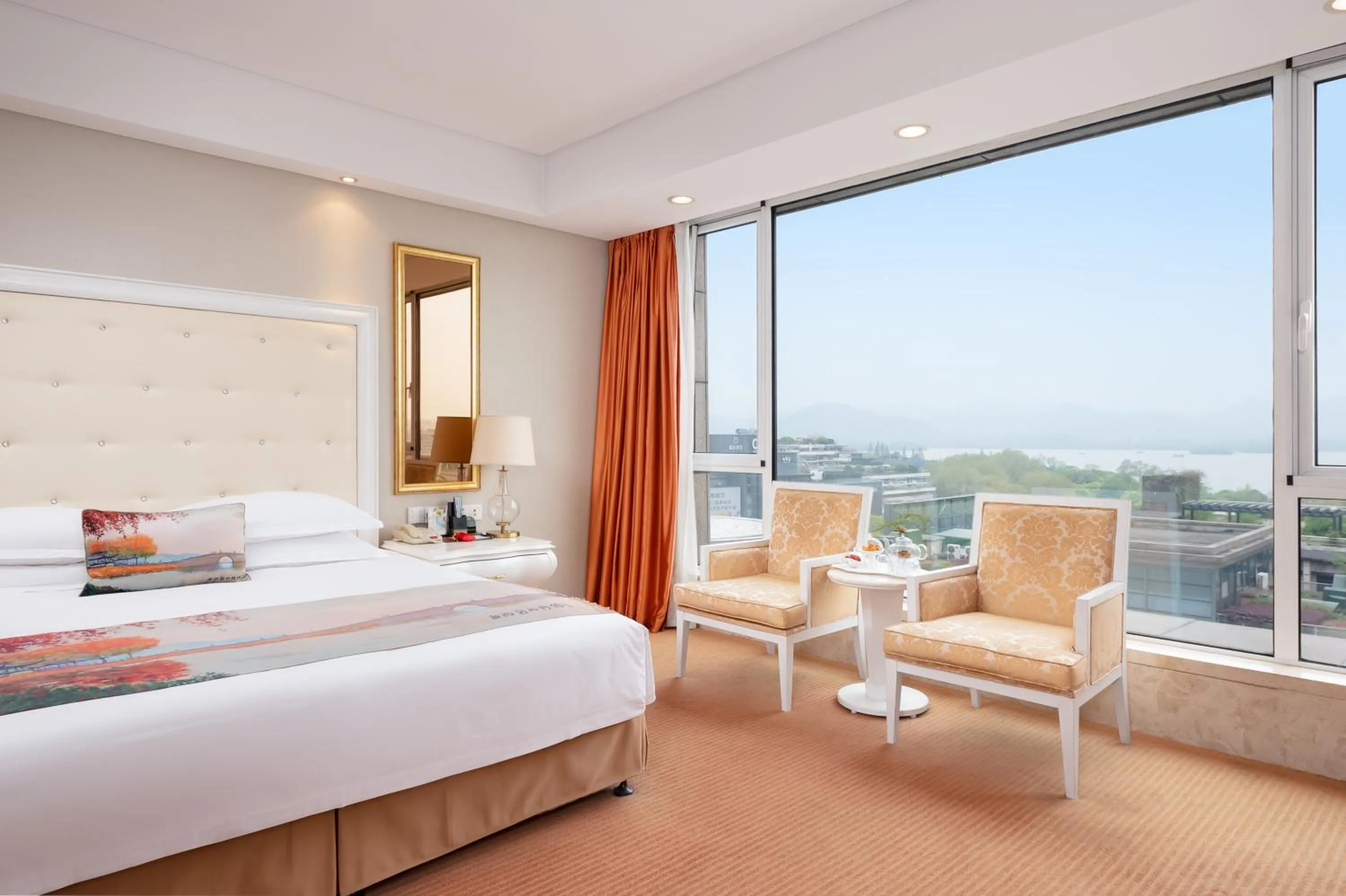 Bed in Hangzhou Xinqiao Hotel