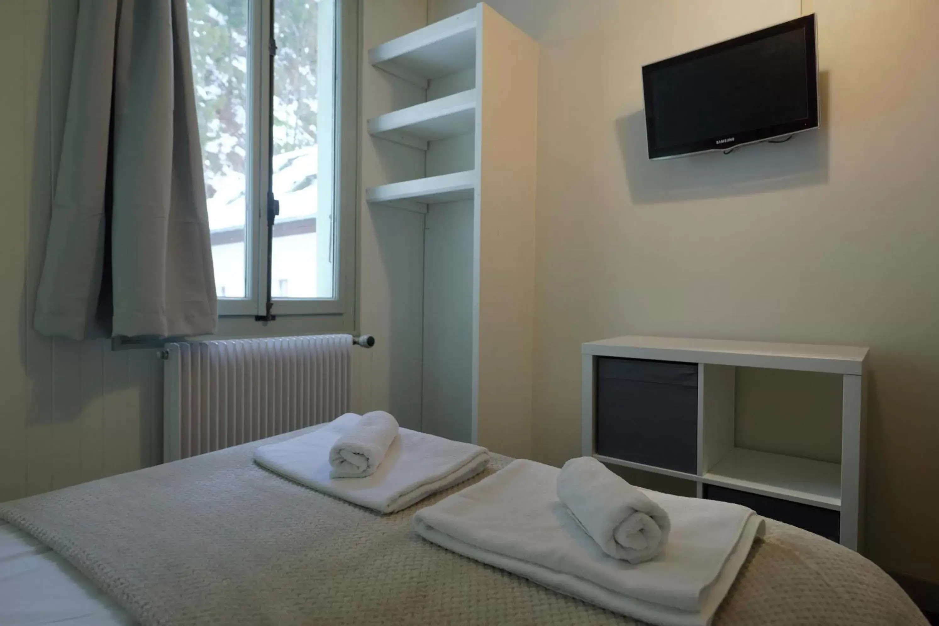 Bed, TV/Entertainment Center in Vert Lodge Chamonix