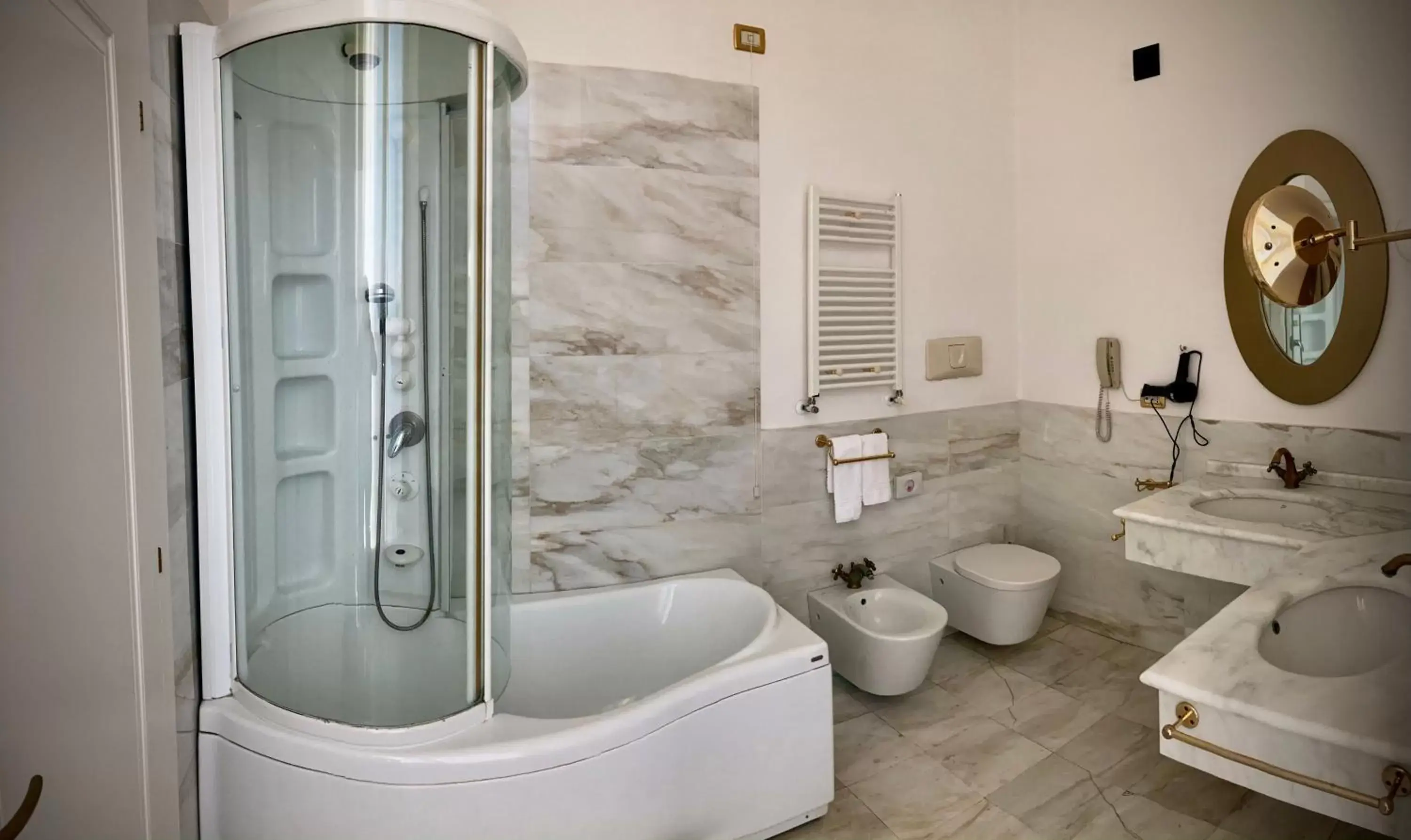 Bathroom in Miglio d'Oro Park Hotel