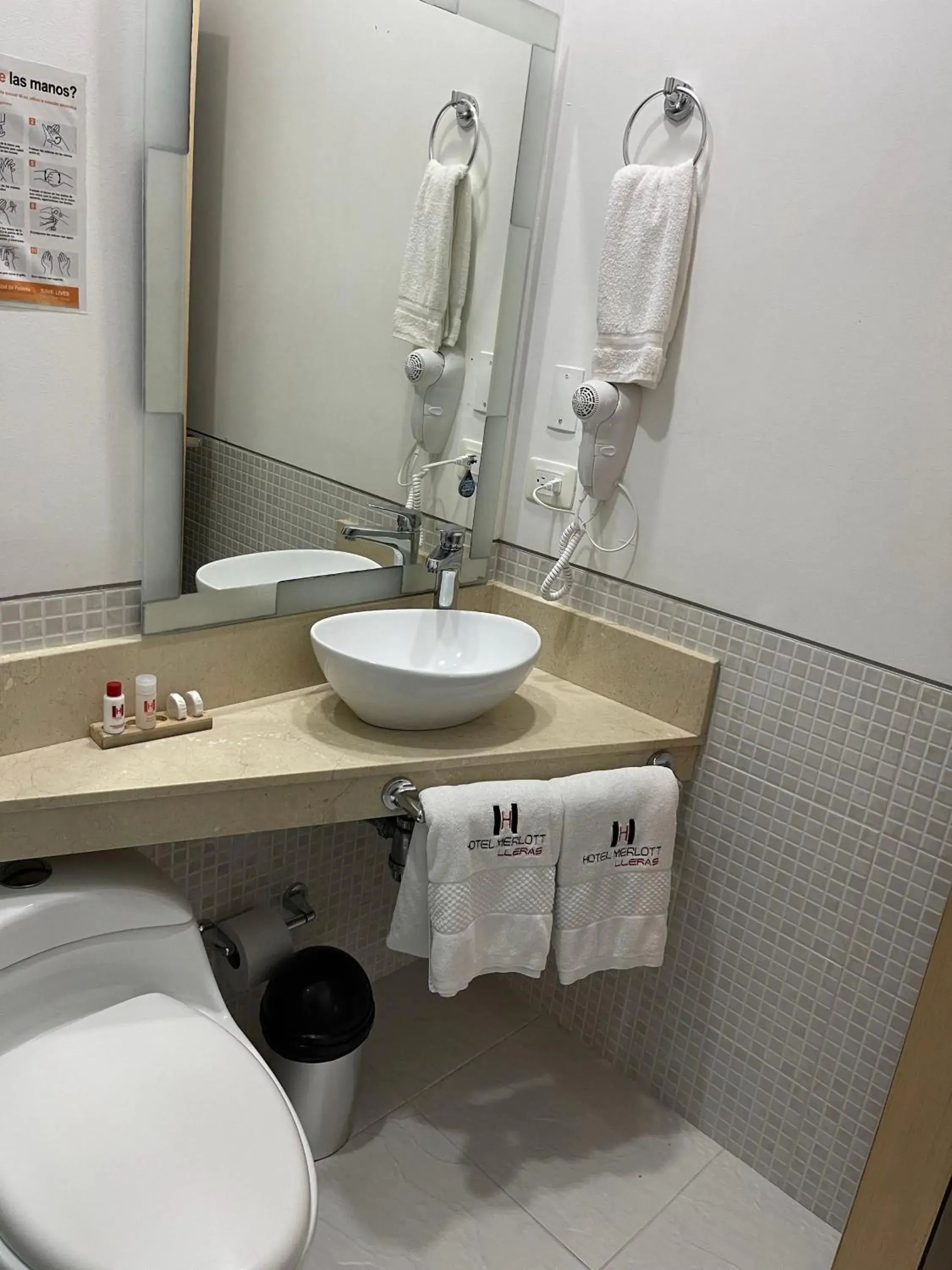 Bathroom in Hotel Merlott Lleras