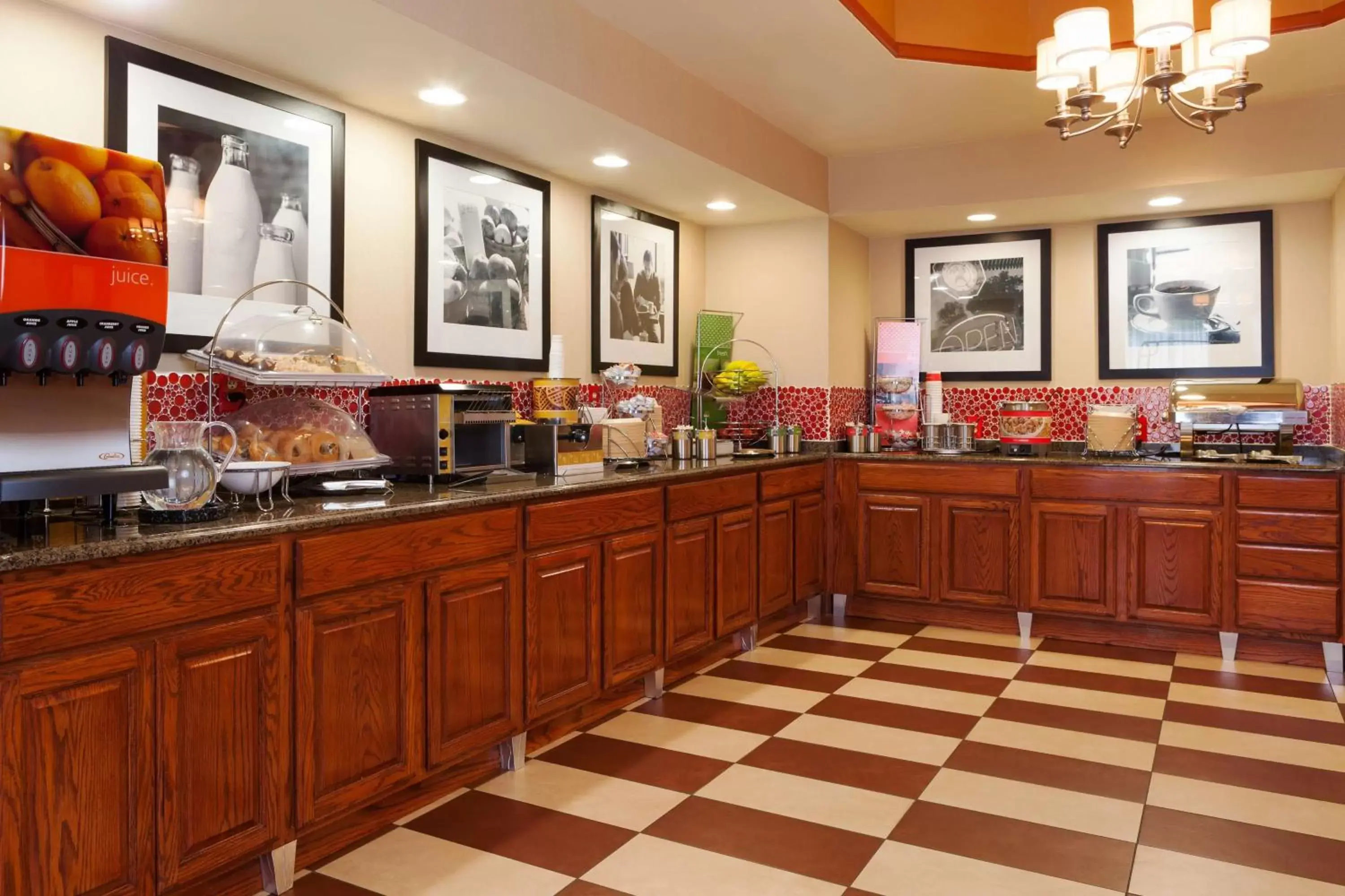 Dining area, Food in Hampton Inn Elkton