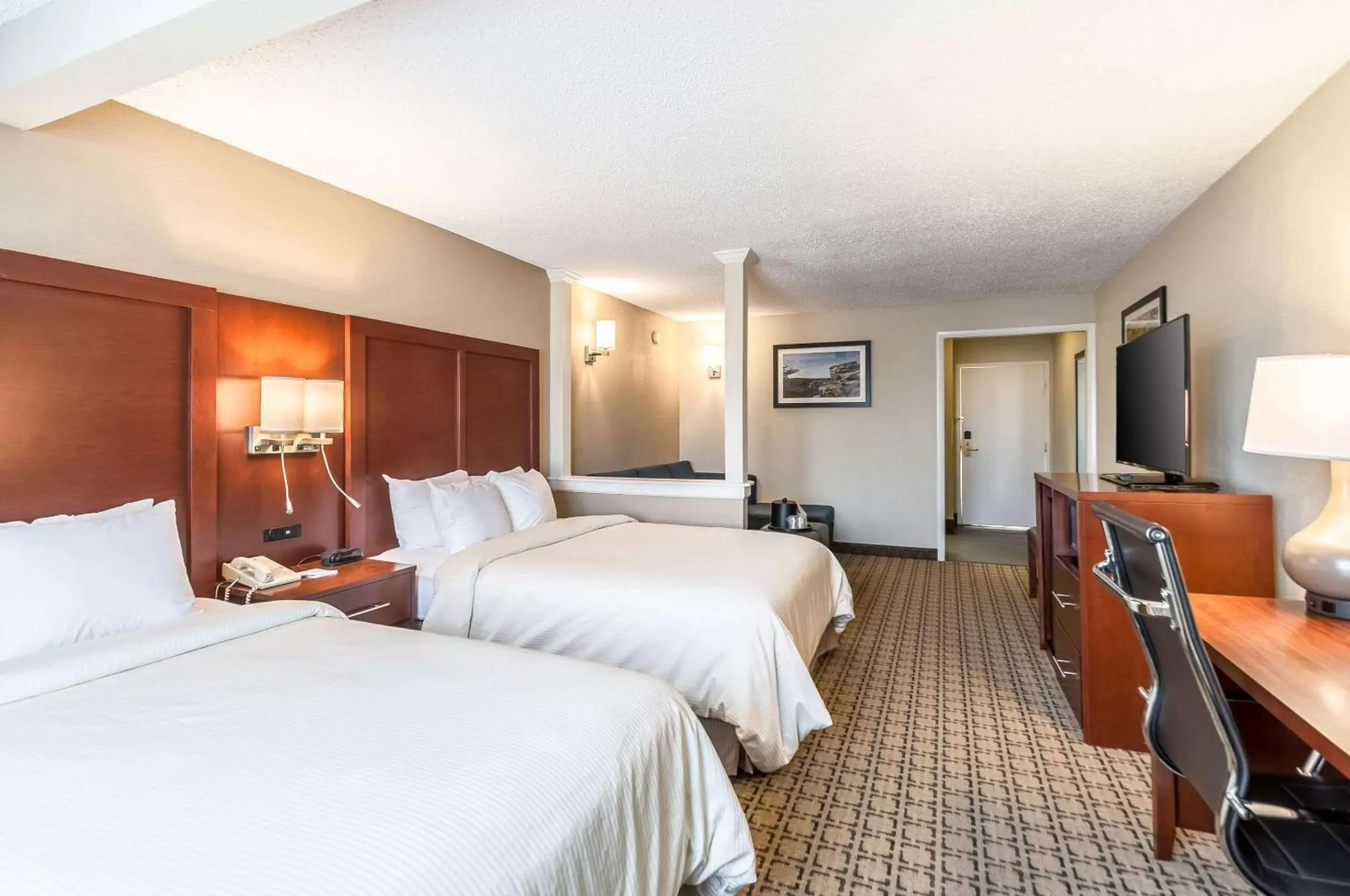 Photo of the whole room, Bed in Clarion Inn Harpers Ferry-Charles Town