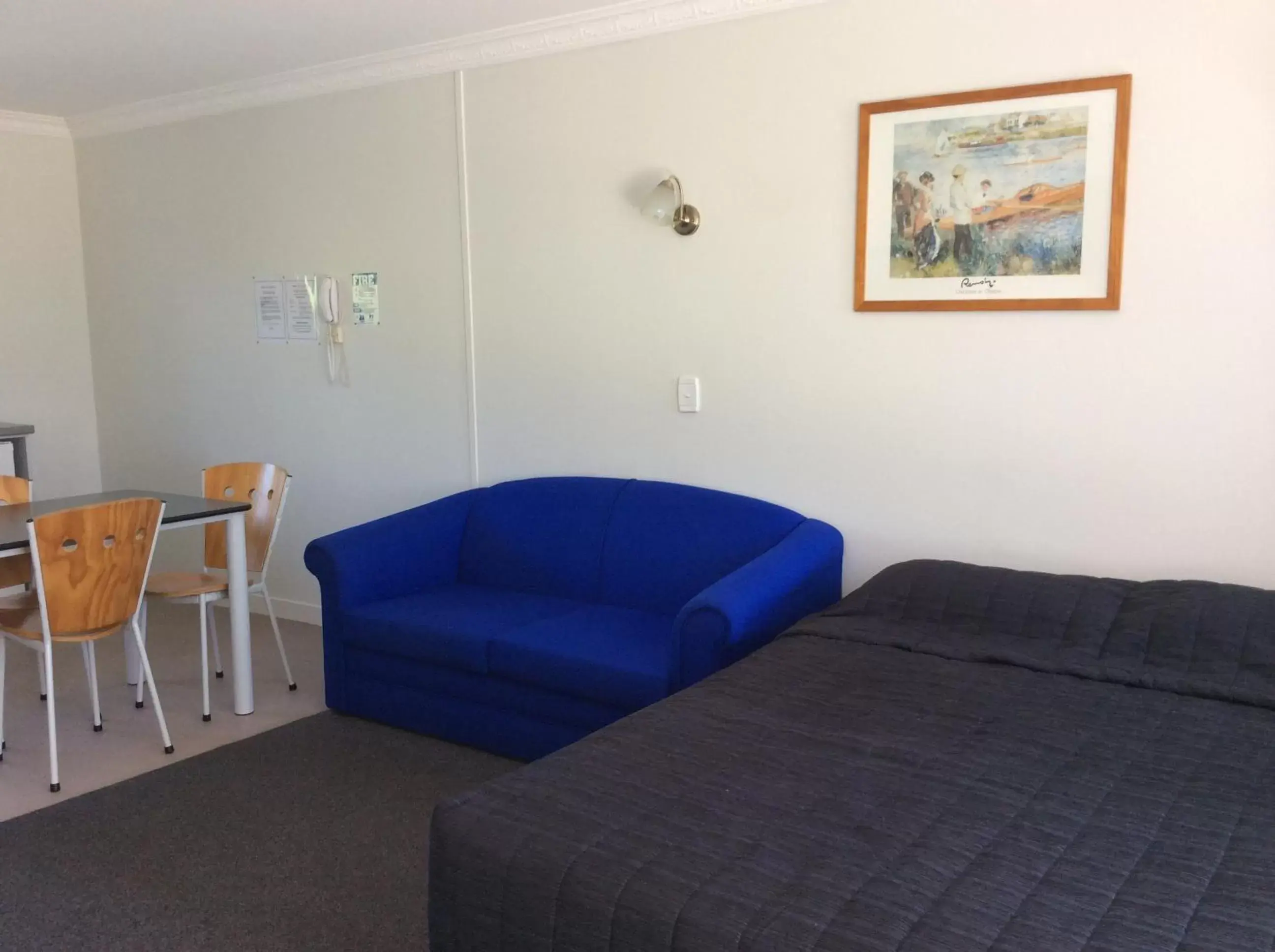 Bed, Seating Area in Kings Court Motel