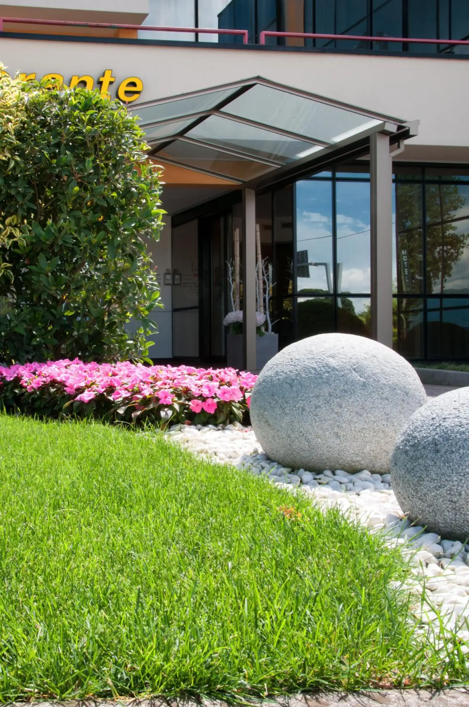 Facade/entrance, Garden in Albergo Papillon