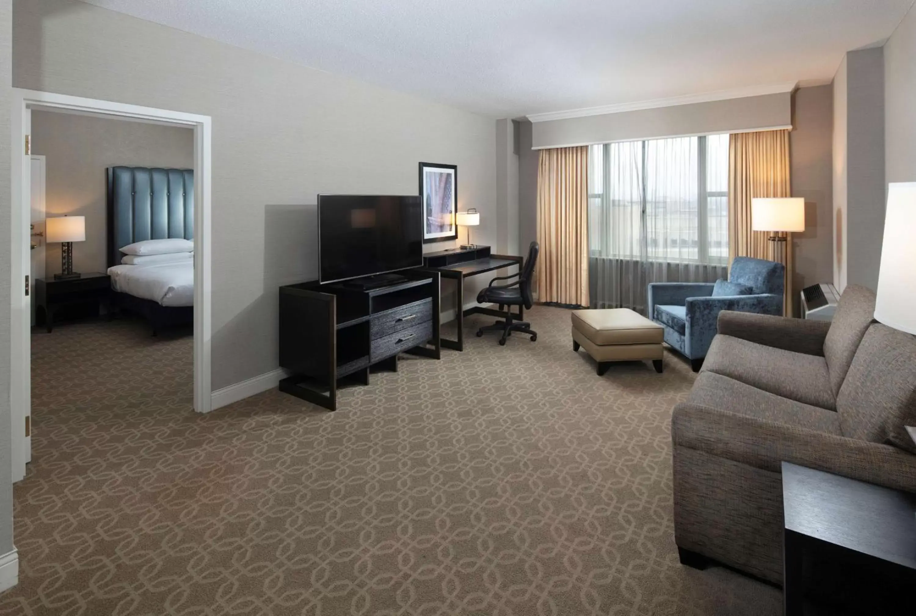 Bedroom, Seating Area in Hilton Milwaukee City Center