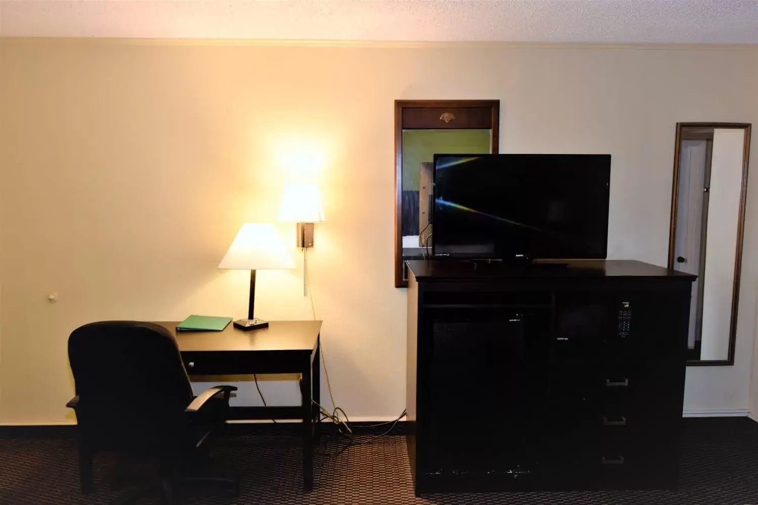 TV and multimedia, TV/Entertainment Center in Rodeway Inn Harbison Area