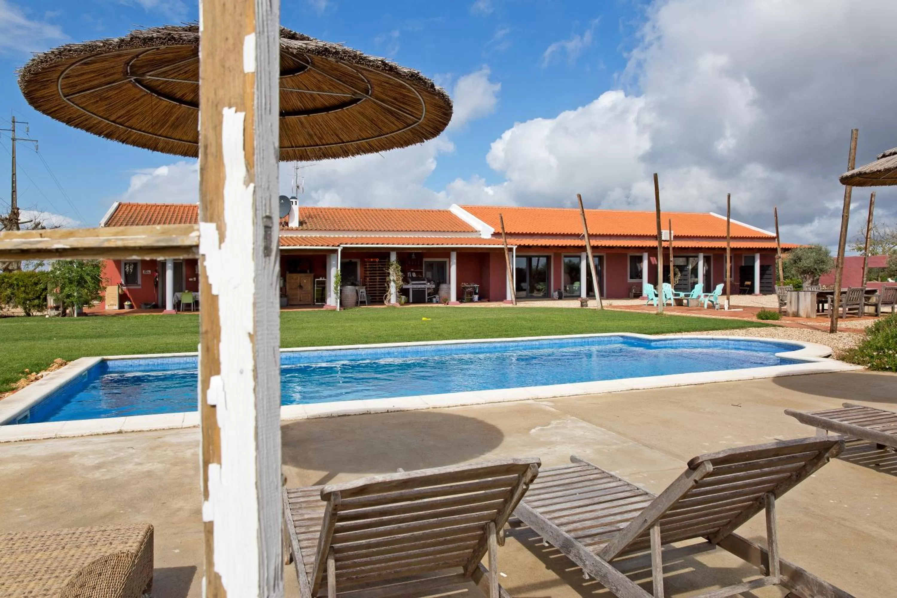 Property building, Swimming Pool in Quinta dos doze Sobreiros - Quarto Sol