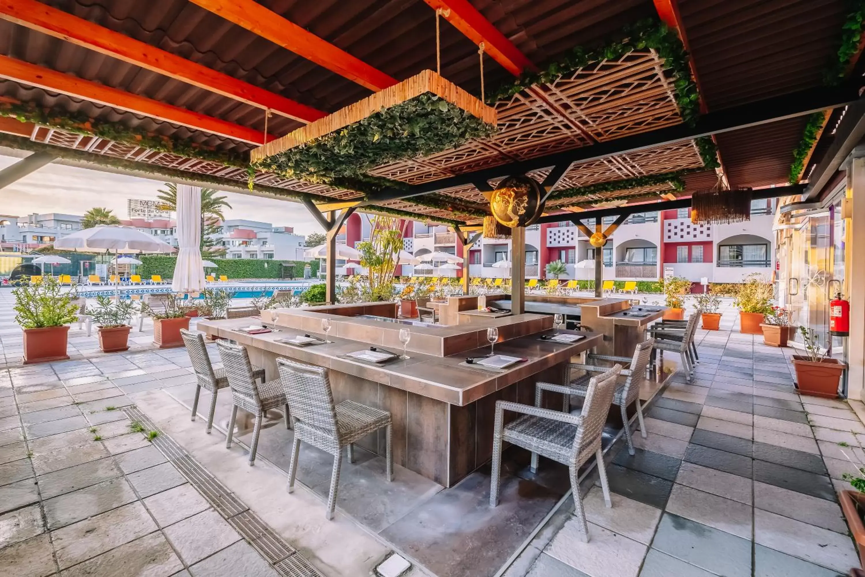 Restaurant/Places to Eat in Muthu Oura Praia Hotel