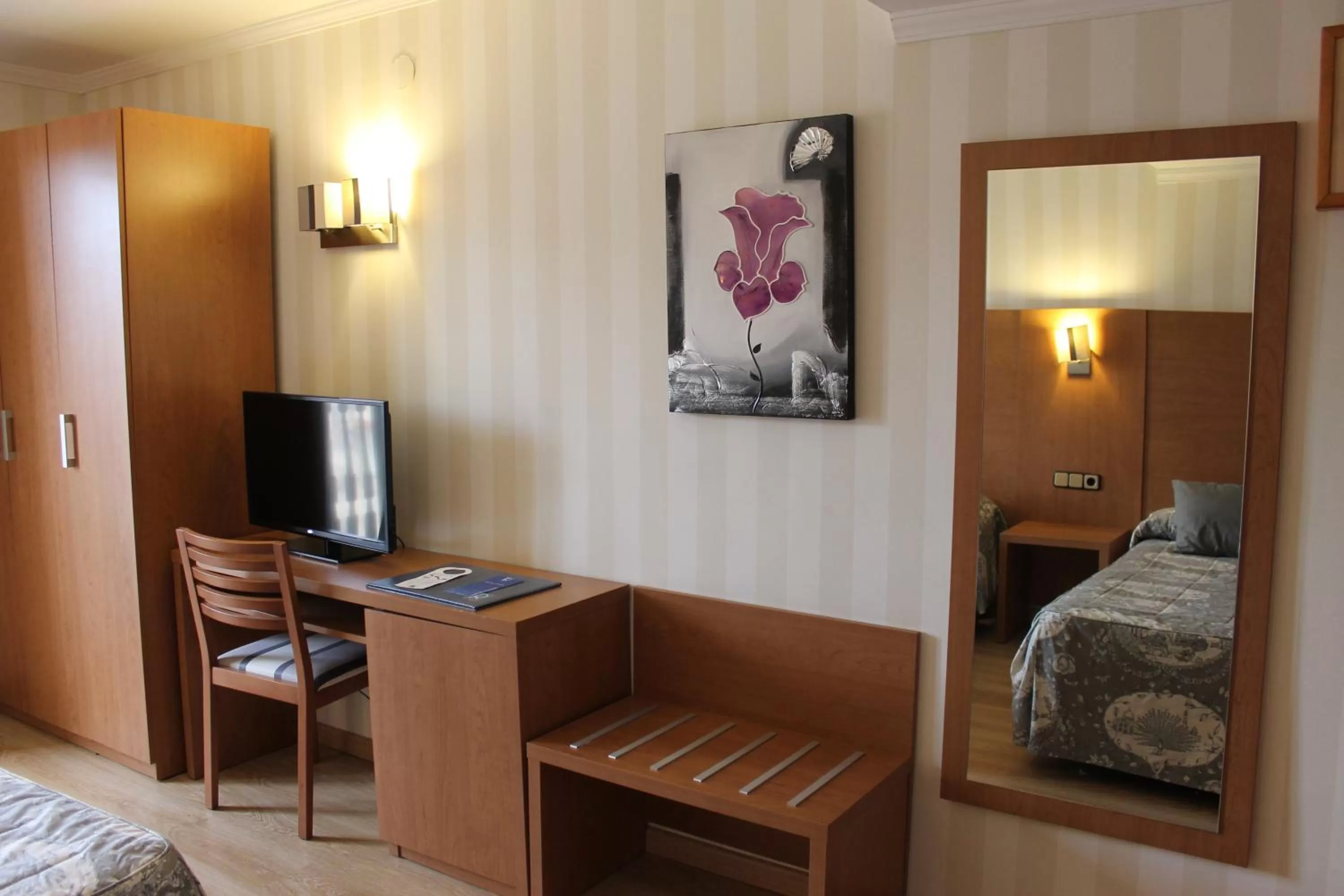 Bathroom, Bed in Ramblas Hotel