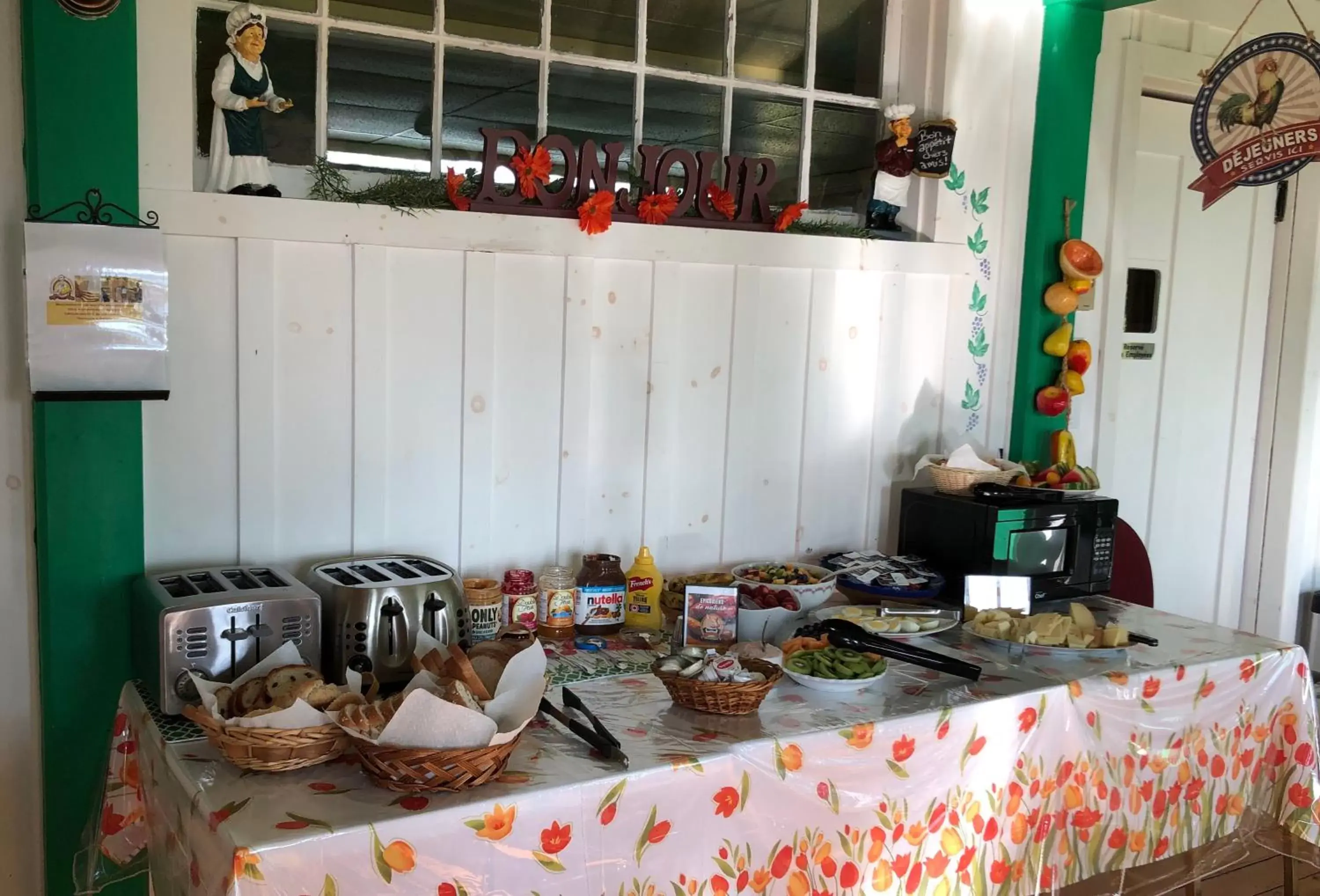 Breakfast, Kitchen/Kitchenette in Auberge sur la Côte