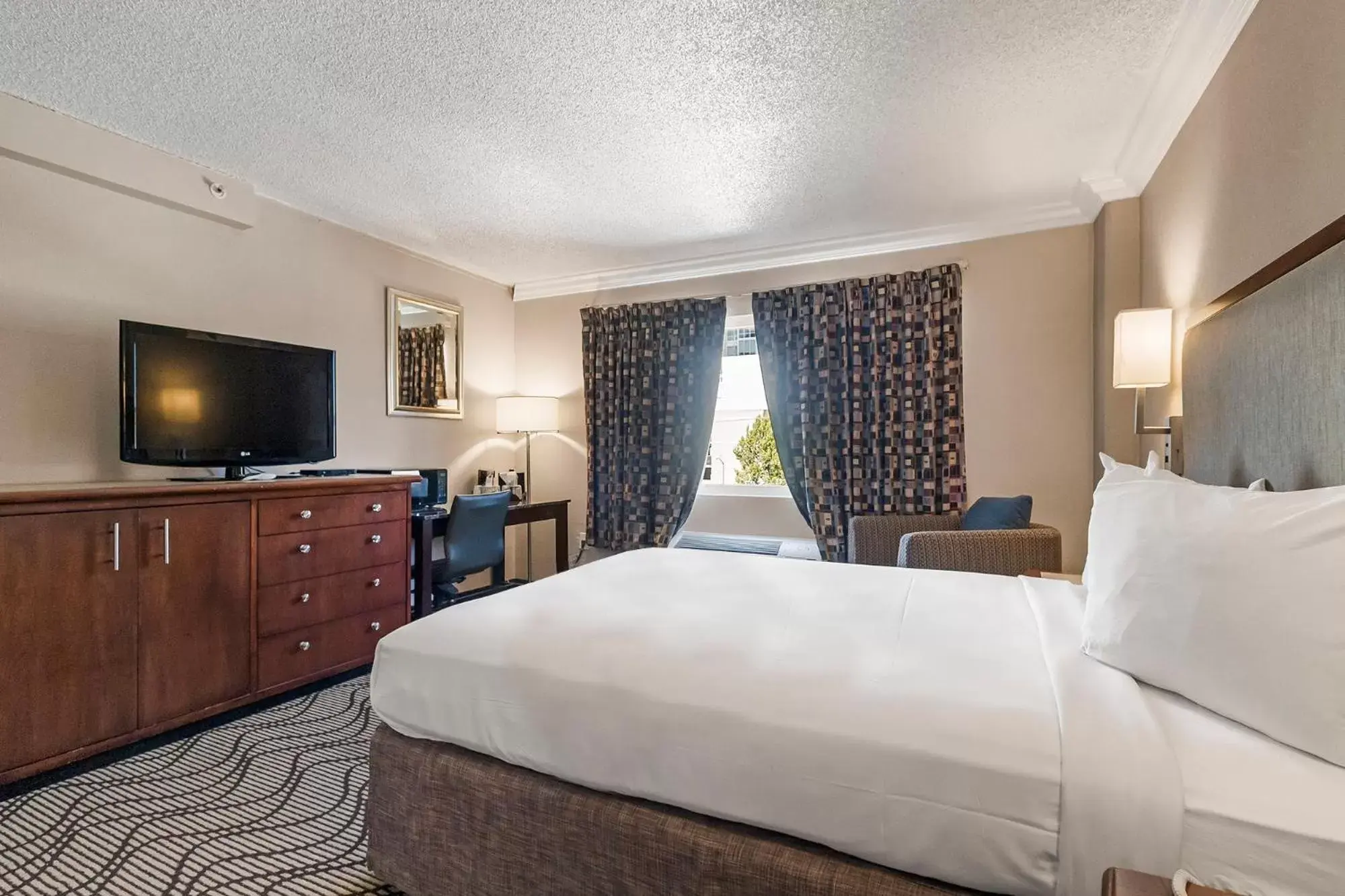 Photo of the whole room, Bed in Jack London Inn