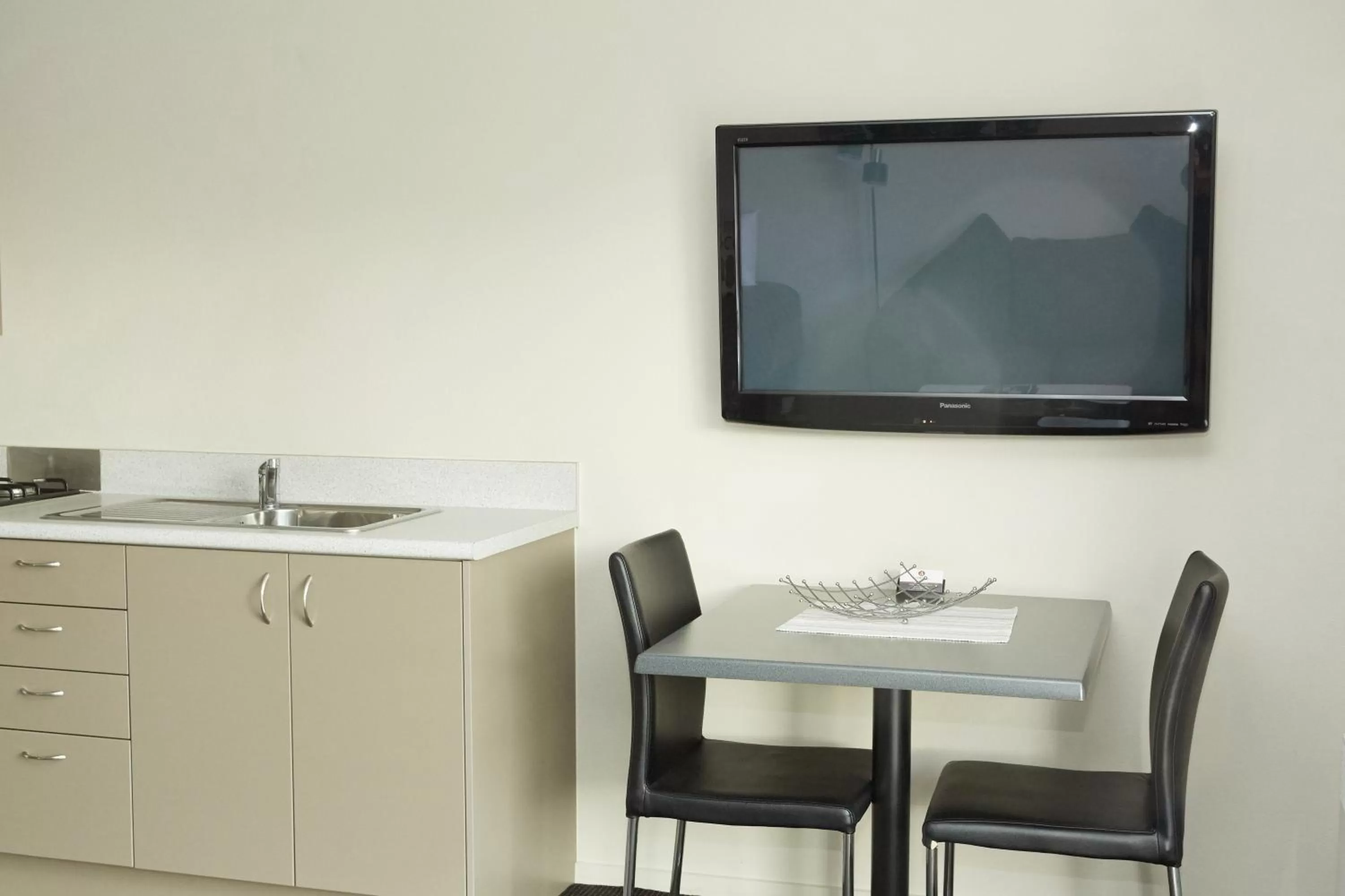 Admiral Court Motel & Apartments