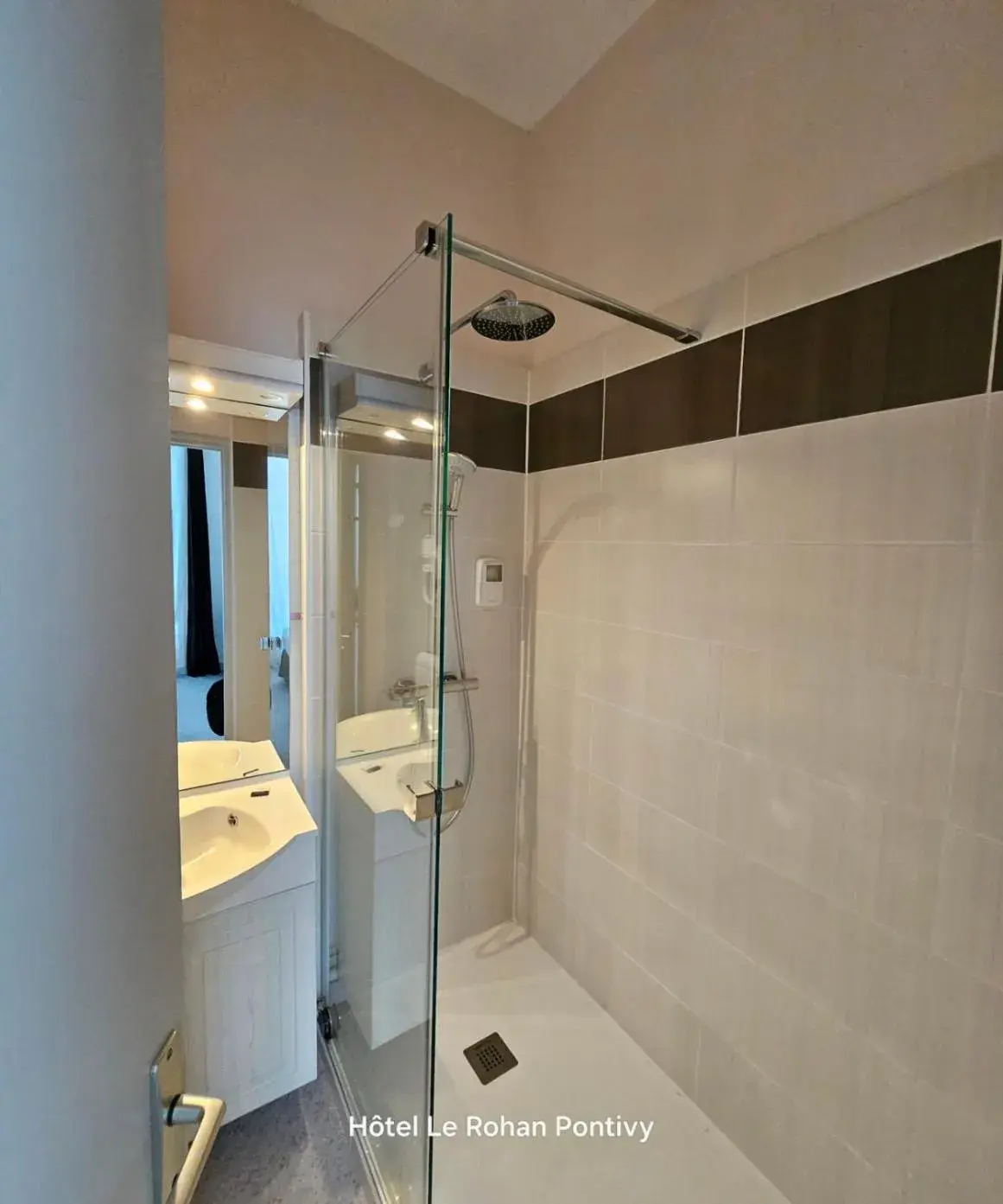 Shower, Bathroom in Hôtel Le Rohan