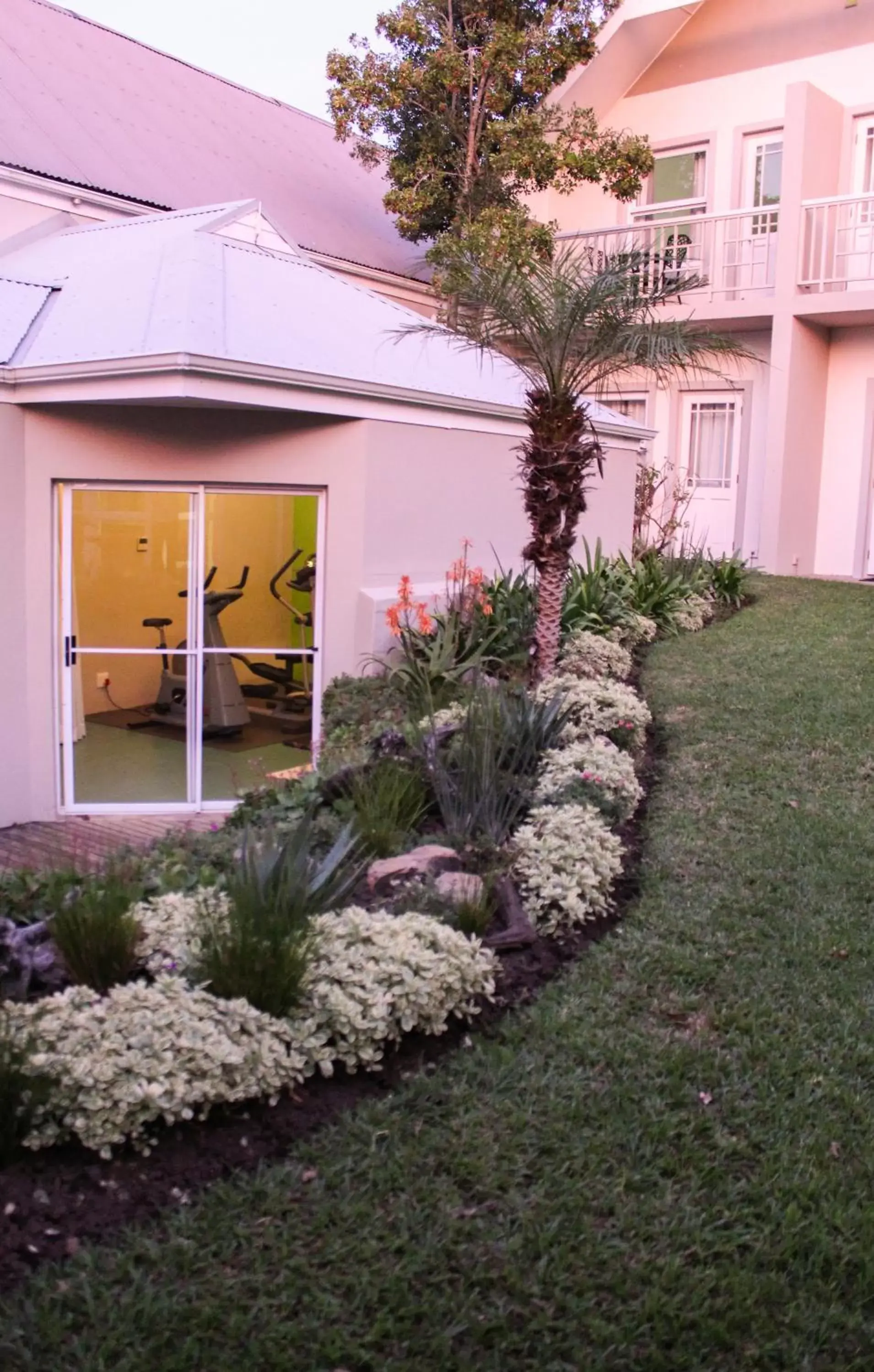 Garden, Property Building in Quarry Lake Inn