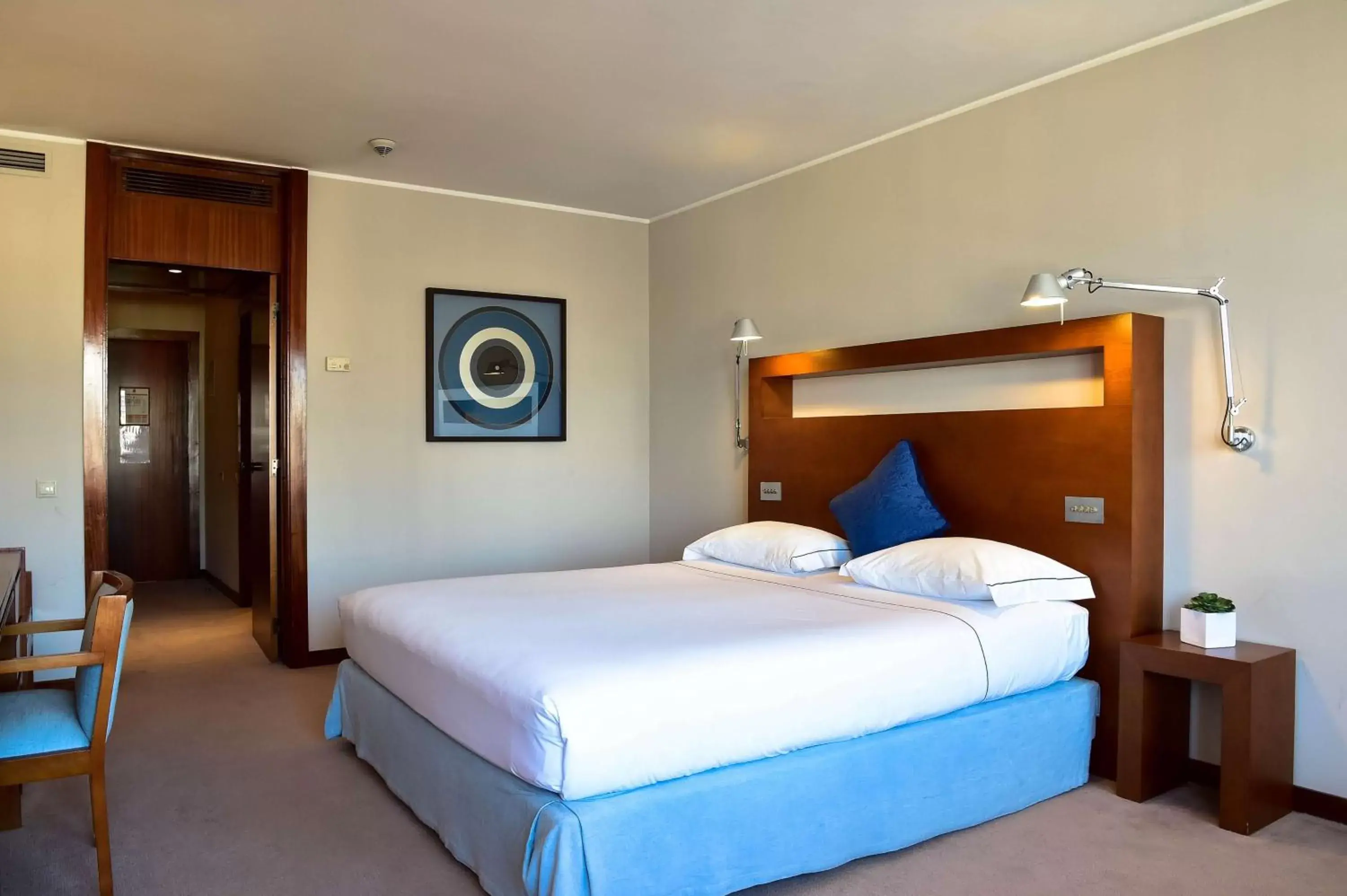 Photo of the whole room, Bed in Tivoli Coimbra Hotel