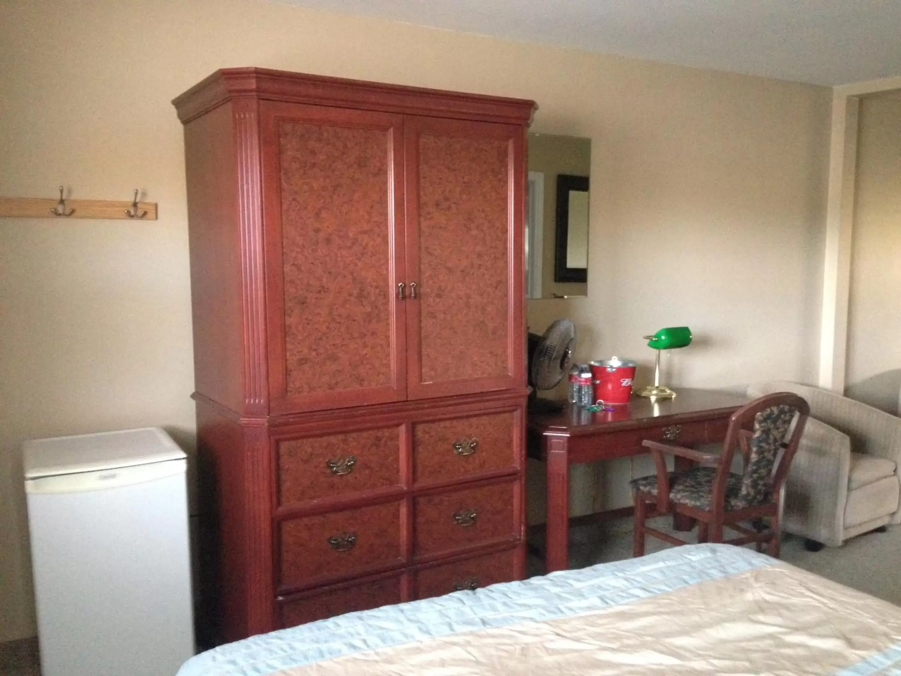Bedroom, Seating Area in Seaport Inn