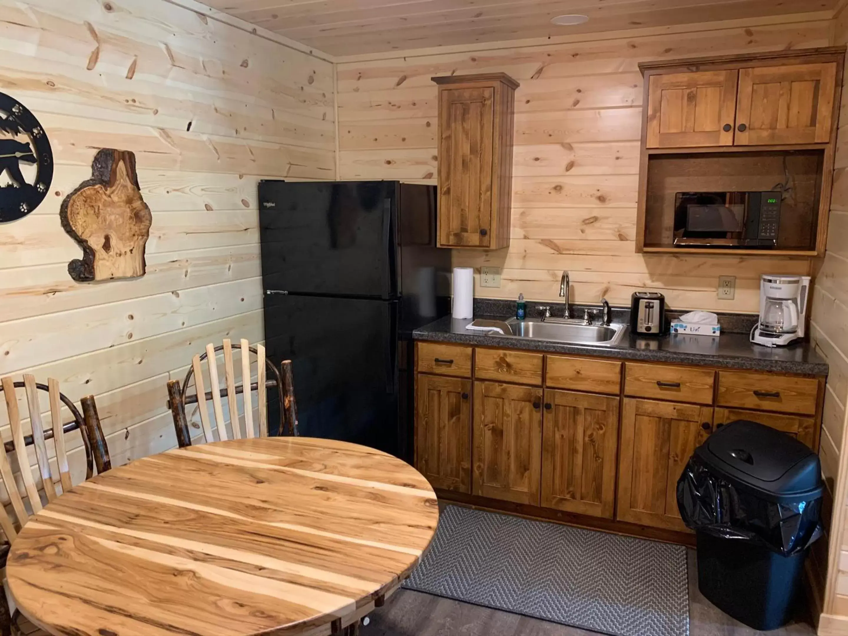 Kitchen or kitchenette, Kitchen/Kitchenette in Waterview Lodge by Amish Country Lodging